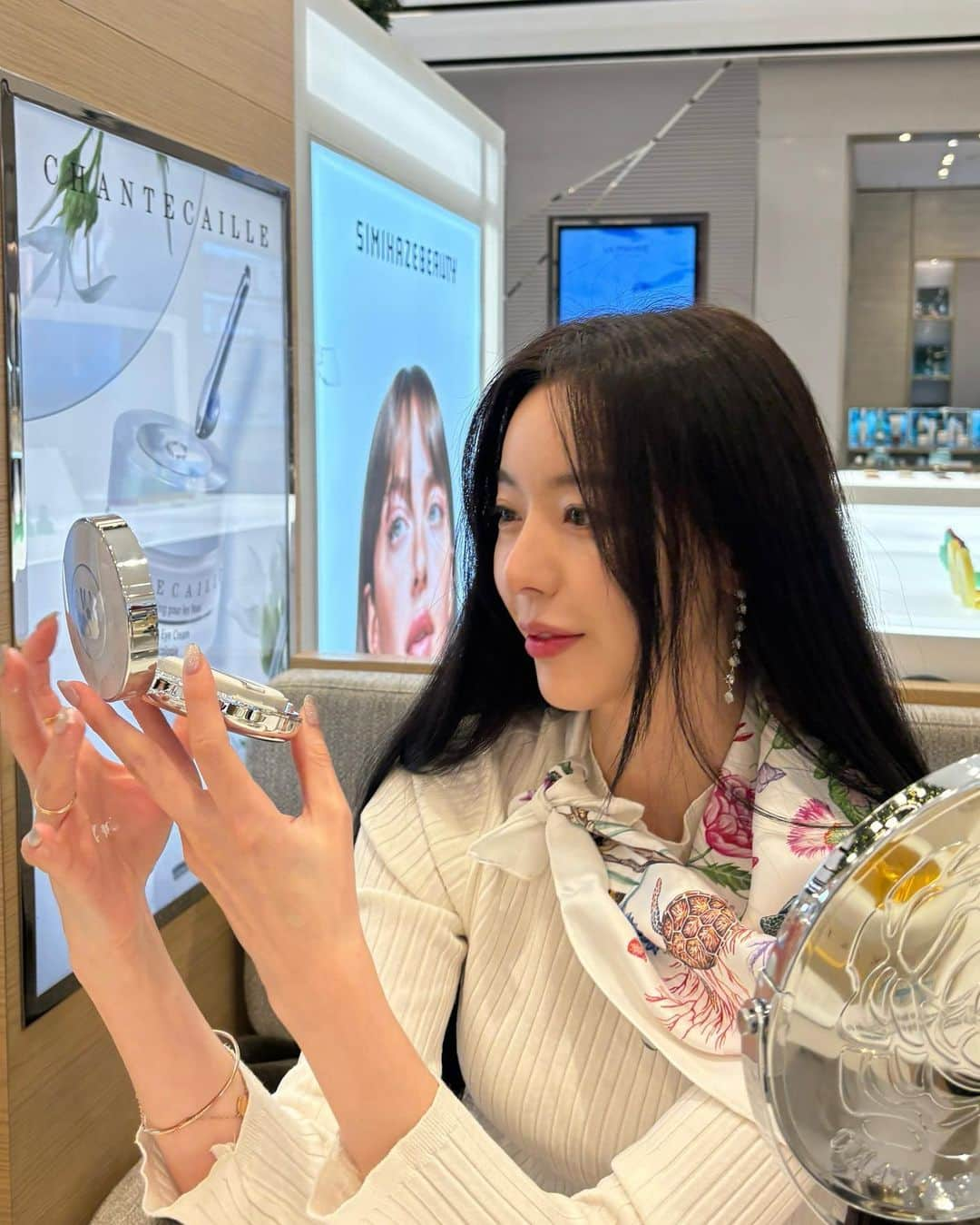 セリ さんのインスタグラム写真 - (セリ Instagram)「CHANTECAILLE Aromacologie @Chantecaille  자연 유래 성분으로 피부에 안전하고 편안하게 작용하는 상위 클래스의 아마콜로지 샹테카이  겨울에 더더욱 빛이나는 고농축된 리치한 텍스쳐의 바이오 리프팅 크림 플러스가 내 피부를 지켜줄테야... 고가이긴 하지만 그만큼 못끊어 못잃어 🫶🏻  퓨처 스킨 쿠션은 손가락으로 발라도 밀리거나 뭉치지 않아서 자연스러운 피부 표현이 가능해요 :)  #샹테카이 #바이오리프팅크림 #비건화장품 #Chantecaille」11月17日 23時28分 - shabet_serri