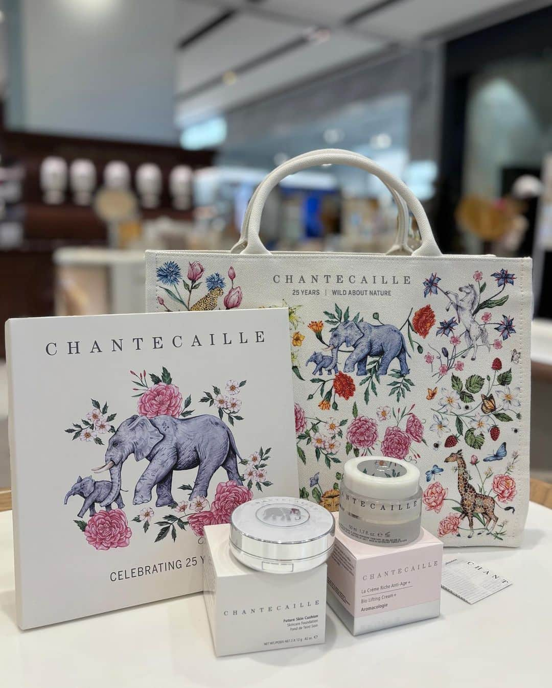 セリ さんのインスタグラム写真 - (セリ Instagram)「CHANTECAILLE Aromacologie @Chantecaille  자연 유래 성분으로 피부에 안전하고 편안하게 작용하는 상위 클래스의 아마콜로지 샹테카이  겨울에 더더욱 빛이나는 고농축된 리치한 텍스쳐의 바이오 리프팅 크림 플러스가 내 피부를 지켜줄테야... 고가이긴 하지만 그만큼 못끊어 못잃어 🫶🏻  퓨처 스킨 쿠션은 손가락으로 발라도 밀리거나 뭉치지 않아서 자연스러운 피부 표현이 가능해요 :)  #샹테카이 #바이오리프팅크림 #비건화장품 #Chantecaille」11月17日 23時28分 - shabet_serri