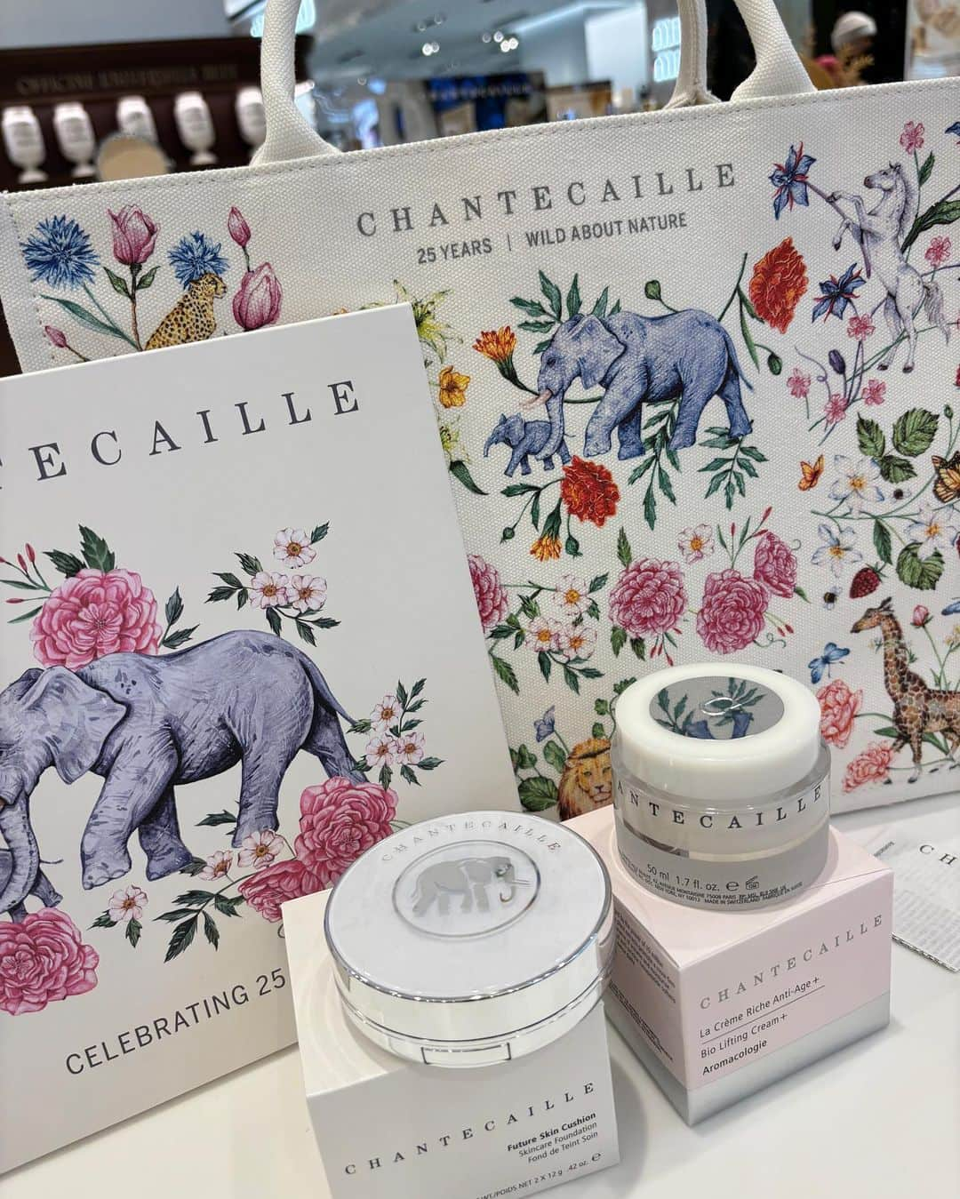 セリ さんのインスタグラム写真 - (セリ Instagram)「CHANTECAILLE Aromacologie @Chantecaille  자연 유래 성분으로 피부에 안전하고 편안하게 작용하는 상위 클래스의 아마콜로지 샹테카이  겨울에 더더욱 빛이나는 고농축된 리치한 텍스쳐의 바이오 리프팅 크림 플러스가 내 피부를 지켜줄테야... 고가이긴 하지만 그만큼 못끊어 못잃어 🫶🏻  퓨처 스킨 쿠션은 손가락으로 발라도 밀리거나 뭉치지 않아서 자연스러운 피부 표현이 가능해요 :)  #샹테카이 #바이오리프팅크림 #비건화장품 #Chantecaille」11月17日 23時28分 - shabet_serri