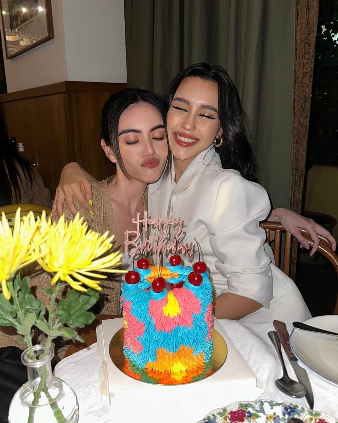 マイ・ダーウィカーのインスタグラム：「Happy birthday little sister❤️🎂 Getting to know you has definitely been a blessing in my life. On an important day like this, I will never forget being able to celebrate with you in person. Wishing you all the best … ❤️」