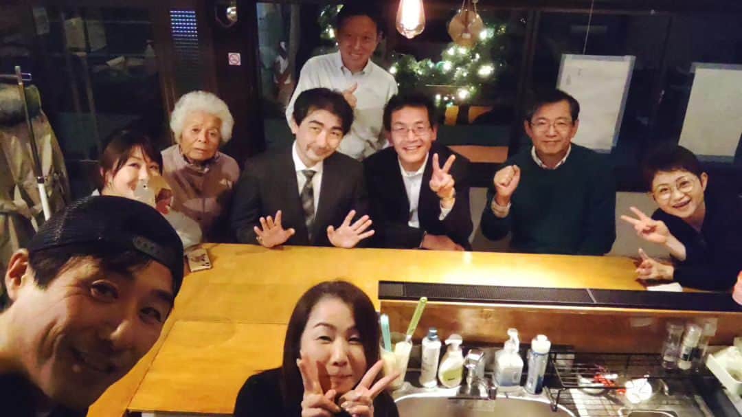 川久保秀一のインスタグラム：「【今日のぎんた君♪】 こんばんは🌃嵐の金曜日でしたけど、皆さん大丈夫でしたか？お父さんは雨がひどくならないうちにと、ラジオ終わったらすぐ帰ってきましたよ。まぁ帰ってきてしたことは、昼寝😪💤💤と韓国ドラマ見ることでしたけど🇰🇷 ぼくは優しいので付き合ってあげました😸  そして夕方からどっか出かけて、10時過ぎに帰ってきたんです🏠️👣どこ行ってたのか問いただしたら、今年になってお近づきになった日野市民の方にお誘いを受けて、 #toyodabeerstand という #トヨダビール が飲めるお店を貸し切りにした集いに行ったんだそうです🍺 もちろんお父さんは下戸なので、烏龍茶を一人で2リットルくらい飲んだらしい…🙀  ボランティアで清掃活動されてるチームの方が中心だったそうですが、アラフォーから87歳まで、心も体も元気な皆さんでエネルギーもらえたと言ってました。 中にはお父さんが大学生の時にアルバイトしてた会社にお勤めの方もいて、意外なつながりにびっくり&感激したそうです。 とにかくまた素敵な出会いが出来たようで何よりです。皆さん、お父さんをよろしくお願いいたします😺  明日は11時にJ:COM「ジモトトピックス」が更新です📺️見てやって下さい。  それではこのへんで。 おやすみな最後に愛は勝つ～♥️🎵 KANさん、素敵な音楽をありがとうございました…😿  #保護猫 #里親猫 #黒猫 #三毛猫 #さび猫 #未知の彼方で君を待っている」