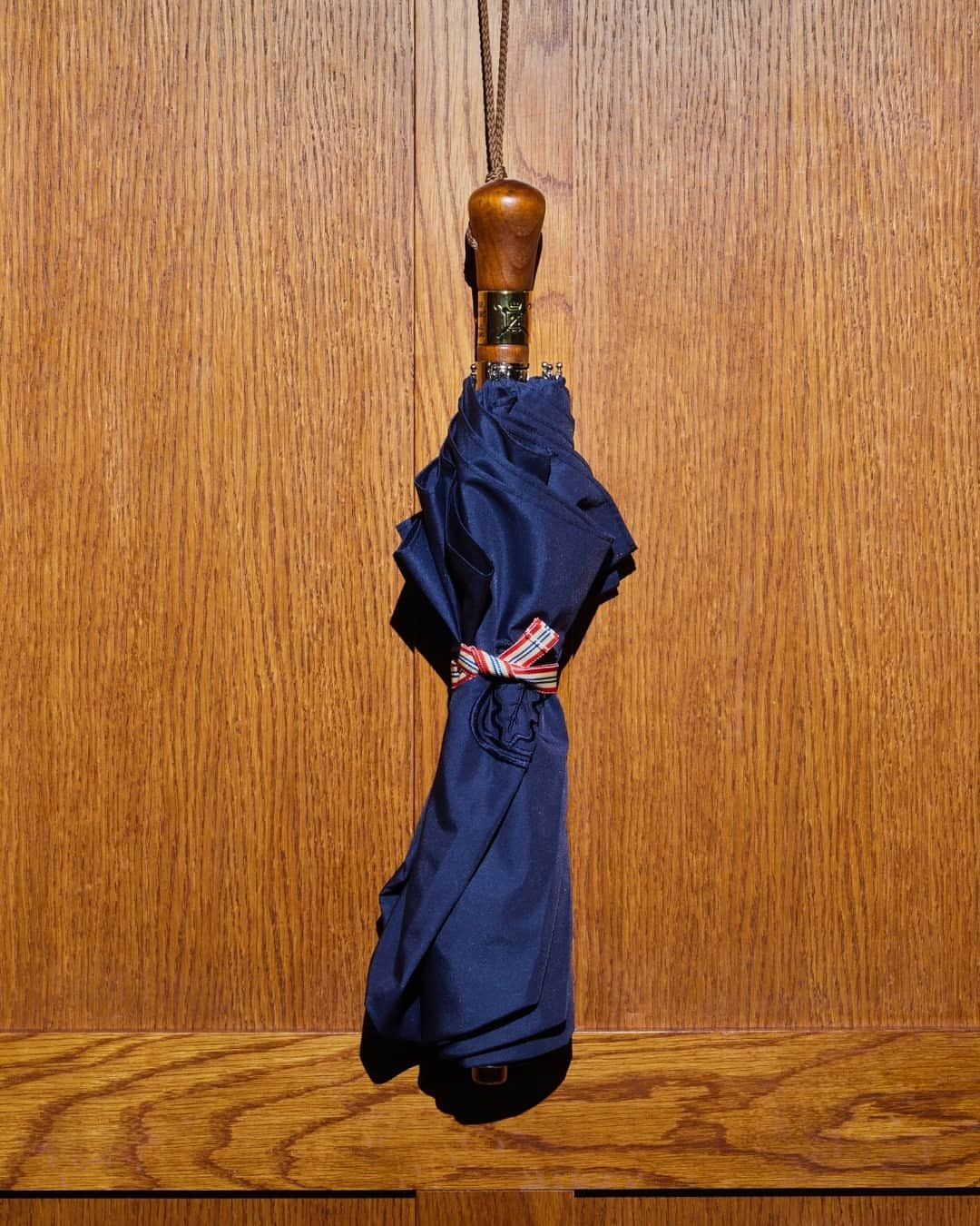 イネスドゥラフレサンジュのインスタグラム：「Affrontez la pluie avec une touche parisienne ! Parapluie pliant bleu marine x Le Parapluie de Cherbourg - Brave the rain with a touch of Parisian flair! Navy blue folding umbrella x Le Parapluie de Cherbourg  #ParapluieInesDeLaFressange #AmbianceJourDePluie #inesdelafressange #inesdelafressangeparis #fallwinter2023 #parisianchic」