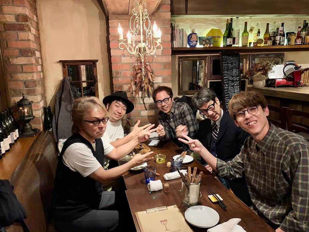 佐々木良さんのインスタグラム写真 - (佐々木良Instagram)「KANさんが逝ってしまわれた。 Xにも書いたけど、KANさんのことだから我々のために最後に何かとんでもない事を仕掛けてあるんじゃないかと思えてなりません。 訃報を耳にした瞬間にそんなことを思ってしまった。 悲しみと同時に、数日後か、何年後か、何十年後かにKANさんからのサプライズがあるのではないかと思うと、ずっと楽しみでいられるということで、遺してくれた作品を聴きながら一生待つことができると思いました。（ビートルズの新曲がリリースされる時代だし）  中学生のときに『愛は勝つ』が大ヒット。 シングルは買った気がするけど、アルバムはレンタルCD屋さんで借りたような気がする。 その時直後に出たベストアルバム『めずらしい人生』はもう文字通り擦り切れるほど聴いて、（レンタルCD→カセット）KANさんの曲で１曲挙げるとして真っ先に浮かぶのが『めずらしい人生』。この曲が今日ほど沁みることはないでしょう。  その後はリリースのたびに追いかけるというほどではなくなっていき、大人になった。 2001年、自分もミュージシャンとしていよいよメジャーデビューすることになった。 所属のBMGファンハウスに、ちょうどその時期KANさんも所属していた。 その時初めてライブを観に行かせていただいて、KANさんのパーソナリティを知らずに曲だけを聴いていた自分は大いに衝撃を受けた。 「え！KANさんのライブってこんな感じなの？！」と笑（どストライク） あの時のライブの小ネタは今でも思い出せるほど衝撃的だった。  当時の自分は、第一に「メジャーデビュー」することが目標で、ようやくそのチャンスを掴みかけたところで、雑誌やテレビやラジオに出ていないと「売れている」とみなされないという先入観があったため（当時のお茶の間的にはそうだったんじゃないかなぁ）、『愛は勝つ』が大ヒットしていた時代から比べるとメディアへの露出が大きく減っていたにもかかわらず、大きな会場が満員のお客さんで熱狂している事実にも大いにカルチャーショックを受けた。  残念ながらBMGからはシングル２枚とアルバム１枚をリリースして移籍してしまったが、そのときに発売したアルバム『Gleam & Squeeze』が最もたくさん聴いたアルバムになった。  その後、同じくKANさんの大ファンであるイトケンが直接御本人と繋がっているご縁でライブに誘ってくれて、ご挨拶させてもらった。 また、何と言ってもイトケンと一緒にやっているバンド『サトミツ＆ザ・トイレッツ』の2017年にリリースした1stアルバム『ホワイトアルバム』が、KAN さんのレギュラーラジオ『KANのロックボンソワ』において、KANさんが選ぶAlbum of the Year2017に選んでいただいたことはまさに天にも昇る気持ちであった。 まさに自分もKANさんイズムで音楽とユーモアは切り離せないものと考えているため、パロディや洒落を散りばめながら音楽的にも高いものを目指したこのアルバムを評価していただいたことは自信に繋がった。  そして2019年、兼ねてからKANさんが「はじまりはいつも雨」の澤近さんのアレンジを絶賛しているお話や、その澤近さんもあらゆる面においてKANさんを大尊敬しているという事実があり、ジリジリと近づいていた二人の間をキューピットのイトケンが繋いでくれて、会食をセッティングしてくれた。 KANさん、澤近さん、イトケン、イトシュン、自分でしこたまシャンパンを呑んだ。幸せなひとときでありました。  そんな形でお近づきになって2021年、毎年恒例の澤近さんの誕生日ライブのシークレットゲストにダメ元でオファーをしたところ、なんと快諾してくださることに。（この年はなんとASKAさんも出てくださってとんでもない神回に） 澤近さんが大好きな曲のカバーということで「愛は勝つ」を弾き語り、KANさんが2番からご本人登場という流れ。もちろんKANさんはアメフトの防具一式と、でかい羽を付けての登場。短いゲスト出演でも一切手を抜かない。 そのあと澤近さんのピアノ伴奏で、珠玉のバラード『エキストラ』をそのままの格好で歌い上げた。 あまりに飄々としている上に素晴らしい楽曲と歌唱であるため、『奇をてらった格好をしている』という事実が完全に気にならなくなるばかりかむしろ感動するレベルに達しておられた。  KANさんが病気療養を発表されての今年6月。澤近さんの生誕ライブスペシャルで、私も町田市民ホールのステージに立たせていただいた。澤近さんのご提案で、エールを込めて満員のお客さんの前で「愛は勝つ」を歌った。 こころを込めて歌ったものの、「歌の力」や「思いよ届け」などなんかおこがましくて、KANさんに伝えたいのをぐっとこらえて特にご報告はせずにいた。 知っててくださったかな？やっぱり「歌わせていただきました〜！」って報告すればよかったな。 きっと軽いダジャレを交えて丁寧にお返事をくれたことでしょう。そして最後に  「では、股。　　　ＫＡＮ」と。  さて、KANさんからのサプライズを気長に待つことにします。 「あると思わせて無い」っていうサプライズかも笑 無いことは証明できないので一生楽しみにできますね。  では、股。」11月17日 23時31分 - ryosasaki