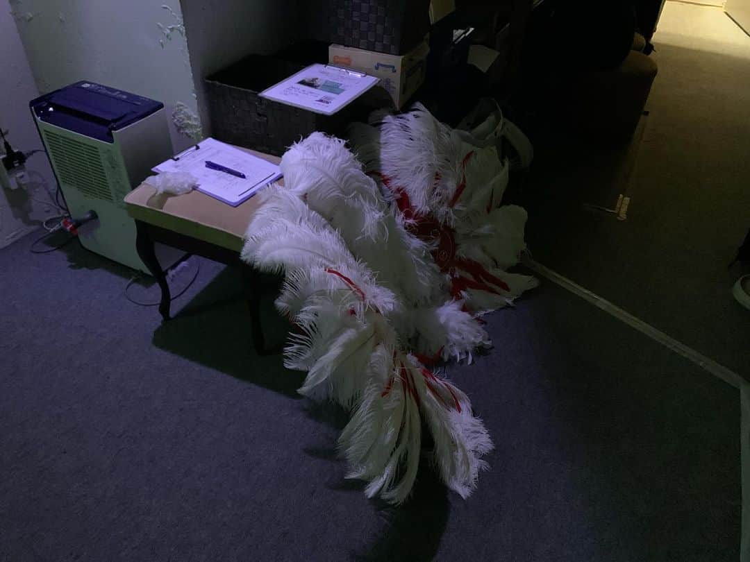 佐々木良さんのインスタグラム写真 - (佐々木良Instagram)「KANさんが逝ってしまわれた。 Xにも書いたけど、KANさんのことだから我々のために最後に何かとんでもない事を仕掛けてあるんじゃないかと思えてなりません。 訃報を耳にした瞬間にそんなことを思ってしまった。 悲しみと同時に、数日後か、何年後か、何十年後かにKANさんからのサプライズがあるのではないかと思うと、ずっと楽しみでいられるということで、遺してくれた作品を聴きながら一生待つことができると思いました。（ビートルズの新曲がリリースされる時代だし）  中学生のときに『愛は勝つ』が大ヒット。 シングルは買った気がするけど、アルバムはレンタルCD屋さんで借りたような気がする。 その時直後に出たベストアルバム『めずらしい人生』はもう文字通り擦り切れるほど聴いて、（レンタルCD→カセット）KANさんの曲で１曲挙げるとして真っ先に浮かぶのが『めずらしい人生』。この曲が今日ほど沁みることはないでしょう。  その後はリリースのたびに追いかけるというほどではなくなっていき、大人になった。 2001年、自分もミュージシャンとしていよいよメジャーデビューすることになった。 所属のBMGファンハウスに、ちょうどその時期KANさんも所属していた。 その時初めてライブを観に行かせていただいて、KANさんのパーソナリティを知らずに曲だけを聴いていた自分は大いに衝撃を受けた。 「え！KANさんのライブってこんな感じなの？！」と笑（どストライク） あの時のライブの小ネタは今でも思い出せるほど衝撃的だった。  当時の自分は、第一に「メジャーデビュー」することが目標で、ようやくそのチャンスを掴みかけたところで、雑誌やテレビやラジオに出ていないと「売れている」とみなされないという先入観があったため（当時のお茶の間的にはそうだったんじゃないかなぁ）、『愛は勝つ』が大ヒットしていた時代から比べるとメディアへの露出が大きく減っていたにもかかわらず、大きな会場が満員のお客さんで熱狂している事実にも大いにカルチャーショックを受けた。  残念ながらBMGからはシングル２枚とアルバム１枚をリリースして移籍してしまったが、そのときに発売したアルバム『Gleam & Squeeze』が最もたくさん聴いたアルバムになった。  その後、同じくKANさんの大ファンであるイトケンが直接御本人と繋がっているご縁でライブに誘ってくれて、ご挨拶させてもらった。 また、何と言ってもイトケンと一緒にやっているバンド『サトミツ＆ザ・トイレッツ』の2017年にリリースした1stアルバム『ホワイトアルバム』が、KAN さんのレギュラーラジオ『KANのロックボンソワ』において、KANさんが選ぶAlbum of the Year2017に選んでいただいたことはまさに天にも昇る気持ちであった。 まさに自分もKANさんイズムで音楽とユーモアは切り離せないものと考えているため、パロディや洒落を散りばめながら音楽的にも高いものを目指したこのアルバムを評価していただいたことは自信に繋がった。  そして2019年、兼ねてからKANさんが「はじまりはいつも雨」の澤近さんのアレンジを絶賛しているお話や、その澤近さんもあらゆる面においてKANさんを大尊敬しているという事実があり、ジリジリと近づいていた二人の間をキューピットのイトケンが繋いでくれて、会食をセッティングしてくれた。 KANさん、澤近さん、イトケン、イトシュン、自分でしこたまシャンパンを呑んだ。幸せなひとときでありました。  そんな形でお近づきになって2021年、毎年恒例の澤近さんの誕生日ライブのシークレットゲストにダメ元でオファーをしたところ、なんと快諾してくださることに。（この年はなんとASKAさんも出てくださってとんでもない神回に） 澤近さんが大好きな曲のカバーということで「愛は勝つ」を弾き語り、KANさんが2番からご本人登場という流れ。もちろんKANさんはアメフトの防具一式と、でかい羽を付けての登場。短いゲスト出演でも一切手を抜かない。 そのあと澤近さんのピアノ伴奏で、珠玉のバラード『エキストラ』をそのままの格好で歌い上げた。 あまりに飄々としている上に素晴らしい楽曲と歌唱であるため、『奇をてらった格好をしている』という事実が完全に気にならなくなるばかりかむしろ感動するレベルに達しておられた。  KANさんが病気療養を発表されての今年6月。澤近さんの生誕ライブスペシャルで、私も町田市民ホールのステージに立たせていただいた。澤近さんのご提案で、エールを込めて満員のお客さんの前で「愛は勝つ」を歌った。 こころを込めて歌ったものの、「歌の力」や「思いよ届け」などなんかおこがましくて、KANさんに伝えたいのをぐっとこらえて特にご報告はせずにいた。 知っててくださったかな？やっぱり「歌わせていただきました〜！」って報告すればよかったな。 きっと軽いダジャレを交えて丁寧にお返事をくれたことでしょう。そして最後に  「では、股。　　　ＫＡＮ」と。  さて、KANさんからのサプライズを気長に待つことにします。 「あると思わせて無い」っていうサプライズかも笑 無いことは証明できないので一生楽しみにできますね。  では、股。」11月17日 23時31分 - ryosasaki