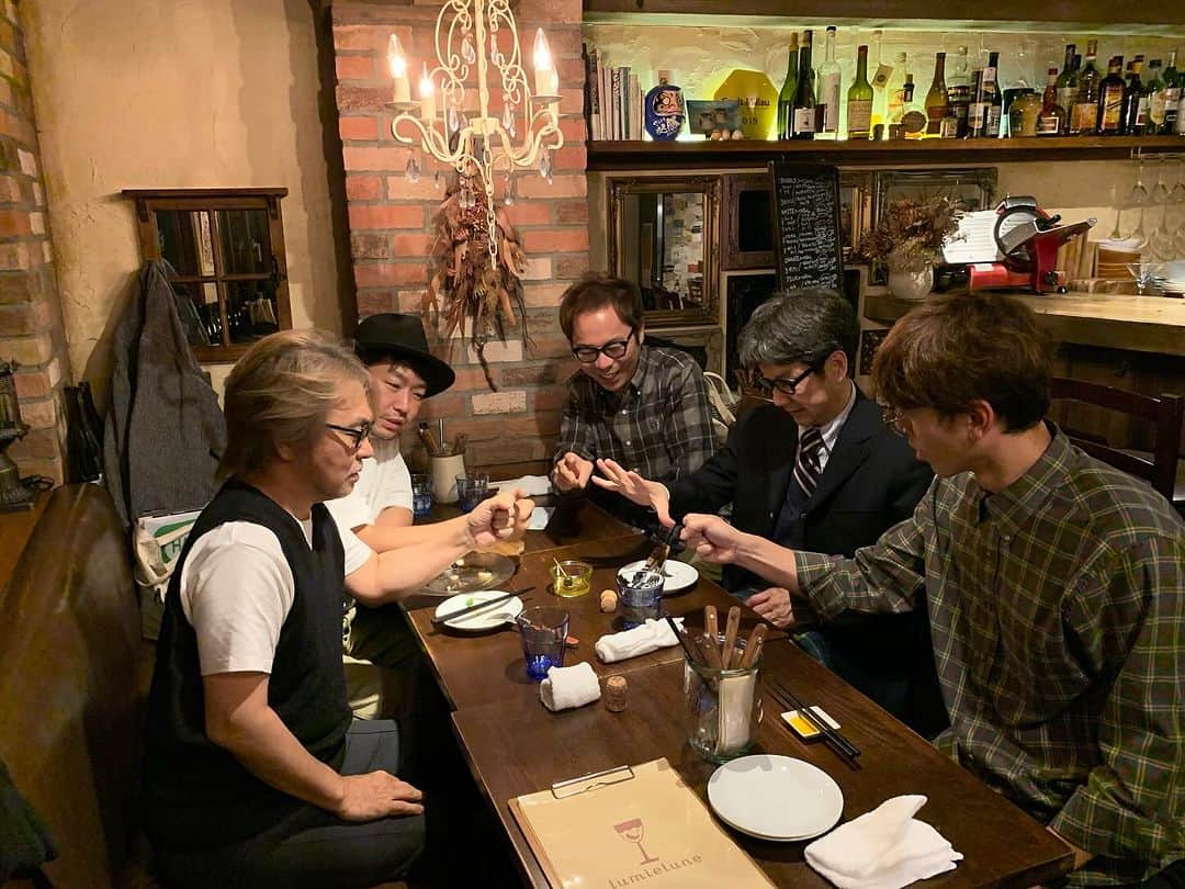 佐々木良さんのインスタグラム写真 - (佐々木良Instagram)「KANさんが逝ってしまわれた。 Xにも書いたけど、KANさんのことだから我々のために最後に何かとんでもない事を仕掛けてあるんじゃないかと思えてなりません。 訃報を耳にした瞬間にそんなことを思ってしまった。 悲しみと同時に、数日後か、何年後か、何十年後かにKANさんからのサプライズがあるのではないかと思うと、ずっと楽しみでいられるということで、遺してくれた作品を聴きながら一生待つことができると思いました。（ビートルズの新曲がリリースされる時代だし）  中学生のときに『愛は勝つ』が大ヒット。 シングルは買った気がするけど、アルバムはレンタルCD屋さんで借りたような気がする。 その時直後に出たベストアルバム『めずらしい人生』はもう文字通り擦り切れるほど聴いて、（レンタルCD→カセット）KANさんの曲で１曲挙げるとして真っ先に浮かぶのが『めずらしい人生』。この曲が今日ほど沁みることはないでしょう。  その後はリリースのたびに追いかけるというほどではなくなっていき、大人になった。 2001年、自分もミュージシャンとしていよいよメジャーデビューすることになった。 所属のBMGファンハウスに、ちょうどその時期KANさんも所属していた。 その時初めてライブを観に行かせていただいて、KANさんのパーソナリティを知らずに曲だけを聴いていた自分は大いに衝撃を受けた。 「え！KANさんのライブってこんな感じなの？！」と笑（どストライク） あの時のライブの小ネタは今でも思い出せるほど衝撃的だった。  当時の自分は、第一に「メジャーデビュー」することが目標で、ようやくそのチャンスを掴みかけたところで、雑誌やテレビやラジオに出ていないと「売れている」とみなされないという先入観があったため（当時のお茶の間的にはそうだったんじゃないかなぁ）、『愛は勝つ』が大ヒットしていた時代から比べるとメディアへの露出が大きく減っていたにもかかわらず、大きな会場が満員のお客さんで熱狂している事実にも大いにカルチャーショックを受けた。  残念ながらBMGからはシングル２枚とアルバム１枚をリリースして移籍してしまったが、そのときに発売したアルバム『Gleam & Squeeze』が最もたくさん聴いたアルバムになった。  その後、同じくKANさんの大ファンであるイトケンが直接御本人と繋がっているご縁でライブに誘ってくれて、ご挨拶させてもらった。 また、何と言ってもイトケンと一緒にやっているバンド『サトミツ＆ザ・トイレッツ』の2017年にリリースした1stアルバム『ホワイトアルバム』が、KAN さんのレギュラーラジオ『KANのロックボンソワ』において、KANさんが選ぶAlbum of the Year2017に選んでいただいたことはまさに天にも昇る気持ちであった。 まさに自分もKANさんイズムで音楽とユーモアは切り離せないものと考えているため、パロディや洒落を散りばめながら音楽的にも高いものを目指したこのアルバムを評価していただいたことは自信に繋がった。  そして2019年、兼ねてからKANさんが「はじまりはいつも雨」の澤近さんのアレンジを絶賛しているお話や、その澤近さんもあらゆる面においてKANさんを大尊敬しているという事実があり、ジリジリと近づいていた二人の間をキューピットのイトケンが繋いでくれて、会食をセッティングしてくれた。 KANさん、澤近さん、イトケン、イトシュン、自分でしこたまシャンパンを呑んだ。幸せなひとときでありました。  そんな形でお近づきになって2021年、毎年恒例の澤近さんの誕生日ライブのシークレットゲストにダメ元でオファーをしたところ、なんと快諾してくださることに。（この年はなんとASKAさんも出てくださってとんでもない神回に） 澤近さんが大好きな曲のカバーということで「愛は勝つ」を弾き語り、KANさんが2番からご本人登場という流れ。もちろんKANさんはアメフトの防具一式と、でかい羽を付けての登場。短いゲスト出演でも一切手を抜かない。 そのあと澤近さんのピアノ伴奏で、珠玉のバラード『エキストラ』をそのままの格好で歌い上げた。 あまりに飄々としている上に素晴らしい楽曲と歌唱であるため、『奇をてらった格好をしている』という事実が完全に気にならなくなるばかりかむしろ感動するレベルに達しておられた。  KANさんが病気療養を発表されての今年6月。澤近さんの生誕ライブスペシャルで、私も町田市民ホールのステージに立たせていただいた。澤近さんのご提案で、エールを込めて満員のお客さんの前で「愛は勝つ」を歌った。 こころを込めて歌ったものの、「歌の力」や「思いよ届け」などなんかおこがましくて、KANさんに伝えたいのをぐっとこらえて特にご報告はせずにいた。 知っててくださったかな？やっぱり「歌わせていただきました〜！」って報告すればよかったな。 きっと軽いダジャレを交えて丁寧にお返事をくれたことでしょう。そして最後に  「では、股。　　　ＫＡＮ」と。  さて、KANさんからのサプライズを気長に待つことにします。 「あると思わせて無い」っていうサプライズかも笑 無いことは証明できないので一生楽しみにできますね。  では、股。」11月17日 23時31分 - ryosasaki