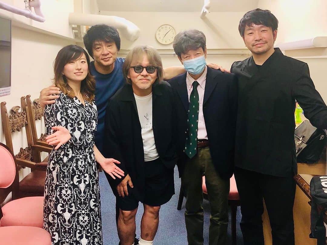 佐々木良さんのインスタグラム写真 - (佐々木良Instagram)「KANさんが逝ってしまわれた。 Xにも書いたけど、KANさんのことだから我々のために最後に何かとんでもない事を仕掛けてあるんじゃないかと思えてなりません。 訃報を耳にした瞬間にそんなことを思ってしまった。 悲しみと同時に、数日後か、何年後か、何十年後かにKANさんからのサプライズがあるのではないかと思うと、ずっと楽しみでいられるということで、遺してくれた作品を聴きながら一生待つことができると思いました。（ビートルズの新曲がリリースされる時代だし）  中学生のときに『愛は勝つ』が大ヒット。 シングルは買った気がするけど、アルバムはレンタルCD屋さんで借りたような気がする。 その時直後に出たベストアルバム『めずらしい人生』はもう文字通り擦り切れるほど聴いて、（レンタルCD→カセット）KANさんの曲で１曲挙げるとして真っ先に浮かぶのが『めずらしい人生』。この曲が今日ほど沁みることはないでしょう。  その後はリリースのたびに追いかけるというほどではなくなっていき、大人になった。 2001年、自分もミュージシャンとしていよいよメジャーデビューすることになった。 所属のBMGファンハウスに、ちょうどその時期KANさんも所属していた。 その時初めてライブを観に行かせていただいて、KANさんのパーソナリティを知らずに曲だけを聴いていた自分は大いに衝撃を受けた。 「え！KANさんのライブってこんな感じなの？！」と笑（どストライク） あの時のライブの小ネタは今でも思い出せるほど衝撃的だった。  当時の自分は、第一に「メジャーデビュー」することが目標で、ようやくそのチャンスを掴みかけたところで、雑誌やテレビやラジオに出ていないと「売れている」とみなされないという先入観があったため（当時のお茶の間的にはそうだったんじゃないかなぁ）、『愛は勝つ』が大ヒットしていた時代から比べるとメディアへの露出が大きく減っていたにもかかわらず、大きな会場が満員のお客さんで熱狂している事実にも大いにカルチャーショックを受けた。  残念ながらBMGからはシングル２枚とアルバム１枚をリリースして移籍してしまったが、そのときに発売したアルバム『Gleam & Squeeze』が最もたくさん聴いたアルバムになった。  その後、同じくKANさんの大ファンであるイトケンが直接御本人と繋がっているご縁でライブに誘ってくれて、ご挨拶させてもらった。 また、何と言ってもイトケンと一緒にやっているバンド『サトミツ＆ザ・トイレッツ』の2017年にリリースした1stアルバム『ホワイトアルバム』が、KAN さんのレギュラーラジオ『KANのロックボンソワ』において、KANさんが選ぶAlbum of the Year2017に選んでいただいたことはまさに天にも昇る気持ちであった。 まさに自分もKANさんイズムで音楽とユーモアは切り離せないものと考えているため、パロディや洒落を散りばめながら音楽的にも高いものを目指したこのアルバムを評価していただいたことは自信に繋がった。  そして2019年、兼ねてからKANさんが「はじまりはいつも雨」の澤近さんのアレンジを絶賛しているお話や、その澤近さんもあらゆる面においてKANさんを大尊敬しているという事実があり、ジリジリと近づいていた二人の間をキューピットのイトケンが繋いでくれて、会食をセッティングしてくれた。 KANさん、澤近さん、イトケン、イトシュン、自分でしこたまシャンパンを呑んだ。幸せなひとときでありました。  そんな形でお近づきになって2021年、毎年恒例の澤近さんの誕生日ライブのシークレットゲストにダメ元でオファーをしたところ、なんと快諾してくださることに。（この年はなんとASKAさんも出てくださってとんでもない神回に） 澤近さんが大好きな曲のカバーということで「愛は勝つ」を弾き語り、KANさんが2番からご本人登場という流れ。もちろんKANさんはアメフトの防具一式と、でかい羽を付けての登場。短いゲスト出演でも一切手を抜かない。 そのあと澤近さんのピアノ伴奏で、珠玉のバラード『エキストラ』をそのままの格好で歌い上げた。 あまりに飄々としている上に素晴らしい楽曲と歌唱であるため、『奇をてらった格好をしている』という事実が完全に気にならなくなるばかりかむしろ感動するレベルに達しておられた。  KANさんが病気療養を発表されての今年6月。澤近さんの生誕ライブスペシャルで、私も町田市民ホールのステージに立たせていただいた。澤近さんのご提案で、エールを込めて満員のお客さんの前で「愛は勝つ」を歌った。 こころを込めて歌ったものの、「歌の力」や「思いよ届け」などなんかおこがましくて、KANさんに伝えたいのをぐっとこらえて特にご報告はせずにいた。 知っててくださったかな？やっぱり「歌わせていただきました〜！」って報告すればよかったな。 きっと軽いダジャレを交えて丁寧にお返事をくれたことでしょう。そして最後に  「では、股。　　　ＫＡＮ」と。  さて、KANさんからのサプライズを気長に待つことにします。 「あると思わせて無い」っていうサプライズかも笑 無いことは証明できないので一生楽しみにできますね。  では、股。」11月17日 23時31分 - ryosasaki
