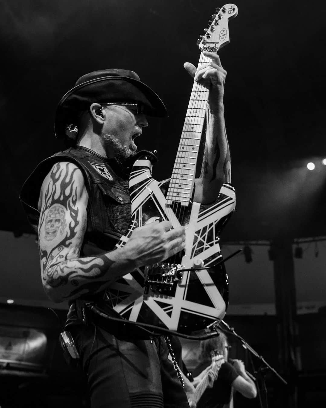 Queensrycheさんのインスタグラム写真 - (QueensrycheInstagram)「Stoney with his EVH Frankie @mohegansun in Uncasville CT (photo credit @jodywilkphotography) @futone #queensryche #connecticut #mikestone #stoney #guitarist #guitarplayer #badass #tattoos #coolaf #evh #frankenstein」11月17日 23時32分 - queensrycheofficial