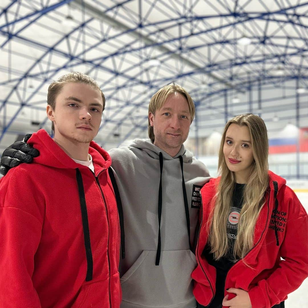 エフゲニー・プルシェンコのインスタグラム：「Arina @arina___ushakova and Valera @_valeriy_angelopol_ welcome to our club @angelsofplushenko 💪🏻」