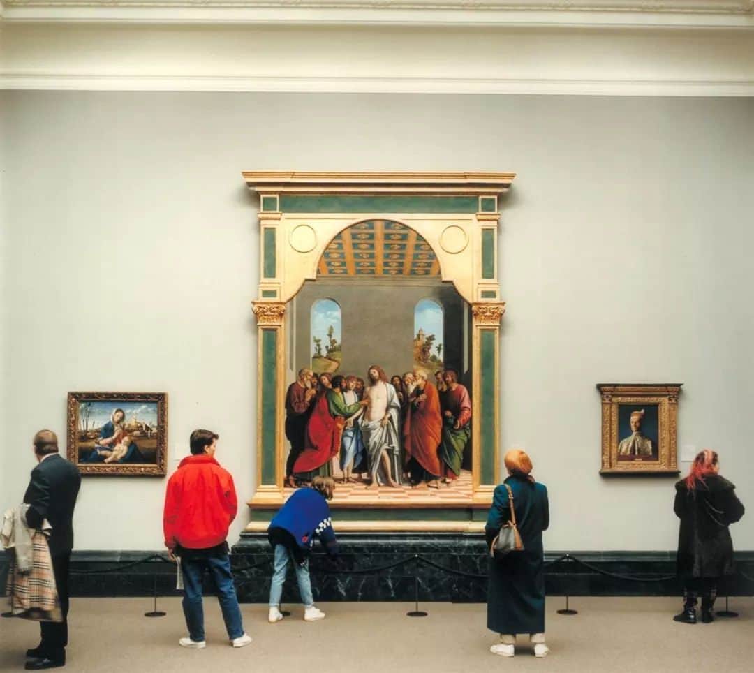 テート・ギャラリーのインスタグラム：「Can you guess the museum? 🖼️  In the late 1980s German artist Thomas Struth began photographing visitors in famous museums around the world. Key elements in the series are light, space and architecture, both within the galleries themselves and in the artworks that feature. He is especially interested in how spectators’ movements affect these formal aspects through pose, grouping and gesture.  Struth is fascinated by the culture of museum visiting and by the ways in which visitors and the museum respond to and affect each other. Struth asks viewers to spend time with his images, just as the people in his photograph do with the paintings they are looking at. In looking at ourselves looking, he invites us to consider our own role as viewers.  Find more museums from Struth's series inside #CapturingTheMoment at Tate Modern. Click the link in bio to reveal our museum friends. 🔎 @ThomasStruth_Official」