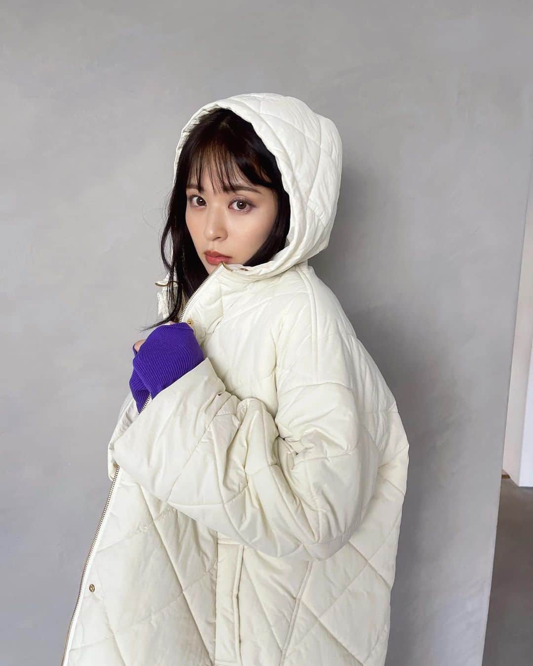 沖田愛加のインスタグラム：「#PR #西武そごう  西武・そごう 「今年の冬、最旬コートと出会う!」の撮影に参加させてもらい ました。  どのコートもとっても可愛かった♡ オフショットたち♡ わたしは個人的に1枚目の白のダウンが好き！💓  ストーリーズのリンクからもぜひチェックしてみてくださいな @keytostyle_ss @seibu_ikebukuro_womens @shibusei_seibu_shibuya @sogo.yokohama @sogo_hamasienne @sogo_omiya_eventspace @sogo_hiroshima_store  #西武 #そごう #最旬コート2023 #冬コーデ#コート」