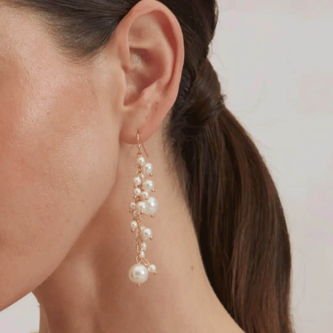 キャサリンディーンのインスタグラム：「Elegance in Every Detail 😍 The perfect, effortless pair of organic pearl clusters, add a touch of elegance to your wedding day look.   Delicate chain strands adorned with faux baroque pearls make them light weight. ~ Arelaide Earrings ~  #catherinedeane #cdaccessories #accessories」