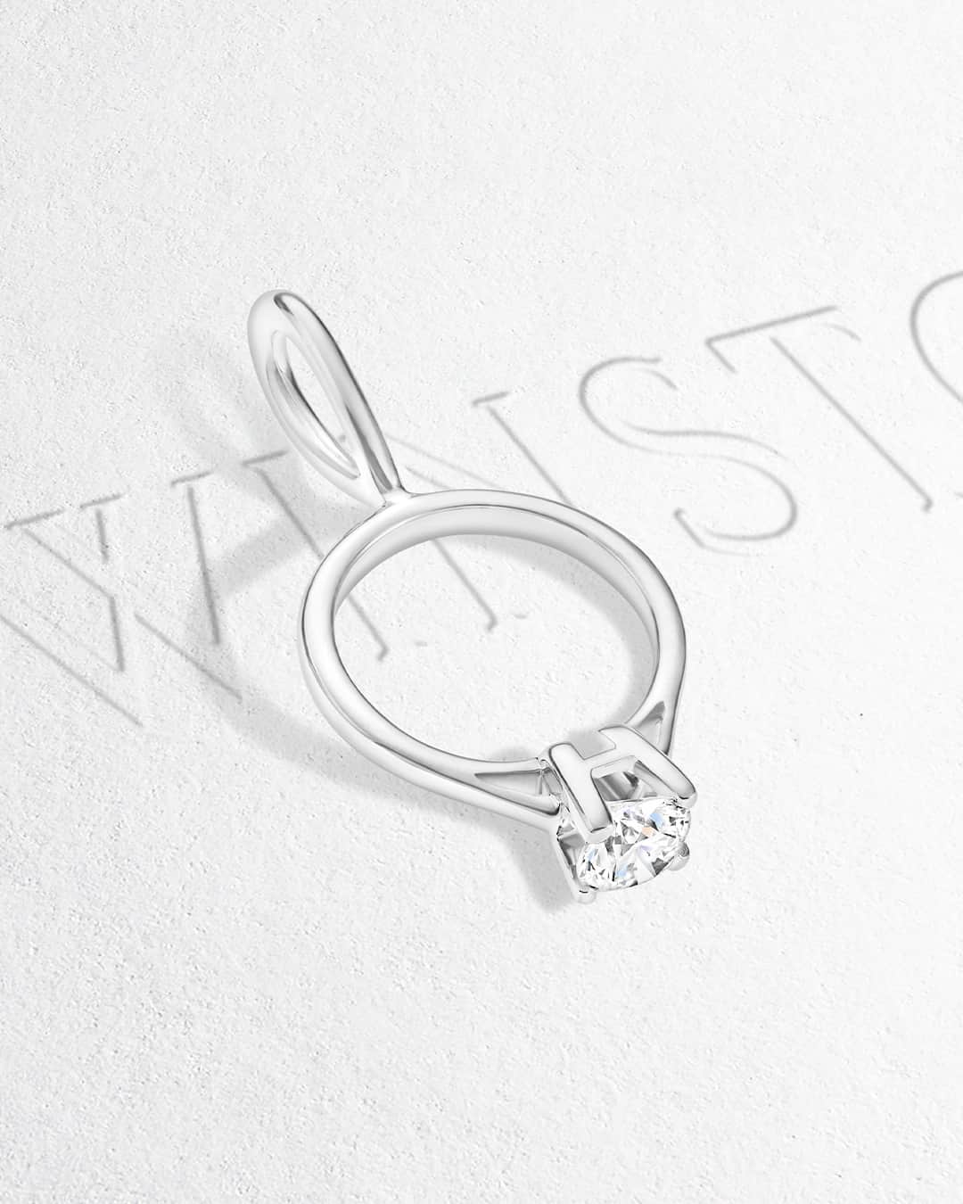 ハリー・ウィンストンのインスタグラム：「An HW Logo diamond engagement ring takes on delicate proportions. This chic charm is a brilliant way to celebrate one of life’s most meaningful moments with an elegant, everyday jewel. Explore HW Logo treasures by tapping the link in bio. #HWLogo #HarryWinston」