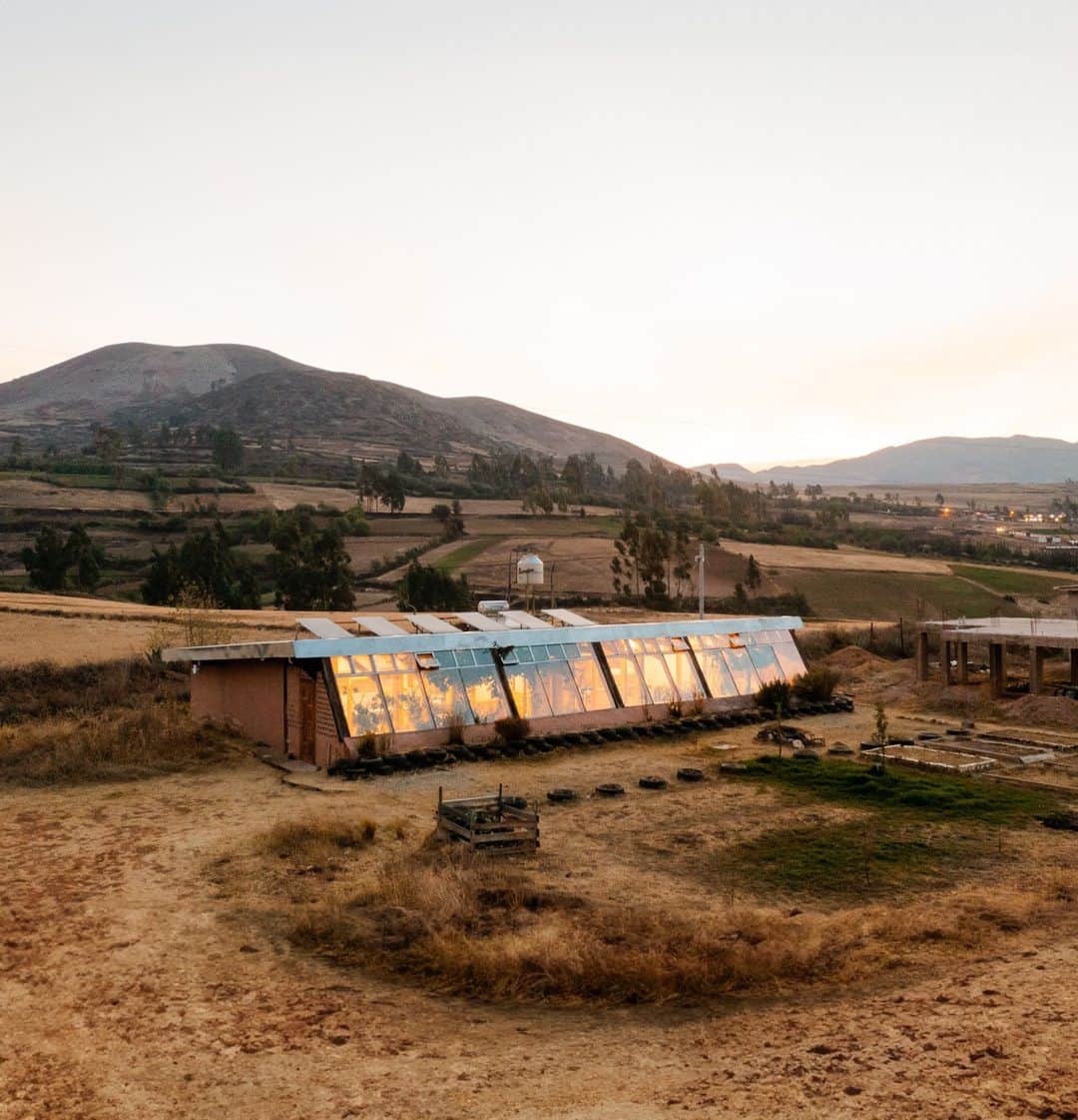 Airbnbのインスタグラム：「This eco-house generates its own energy and heat, and even produces its own food and water.  🏡 Earthship Eco House 📍 Maras, Cusco, Peru」