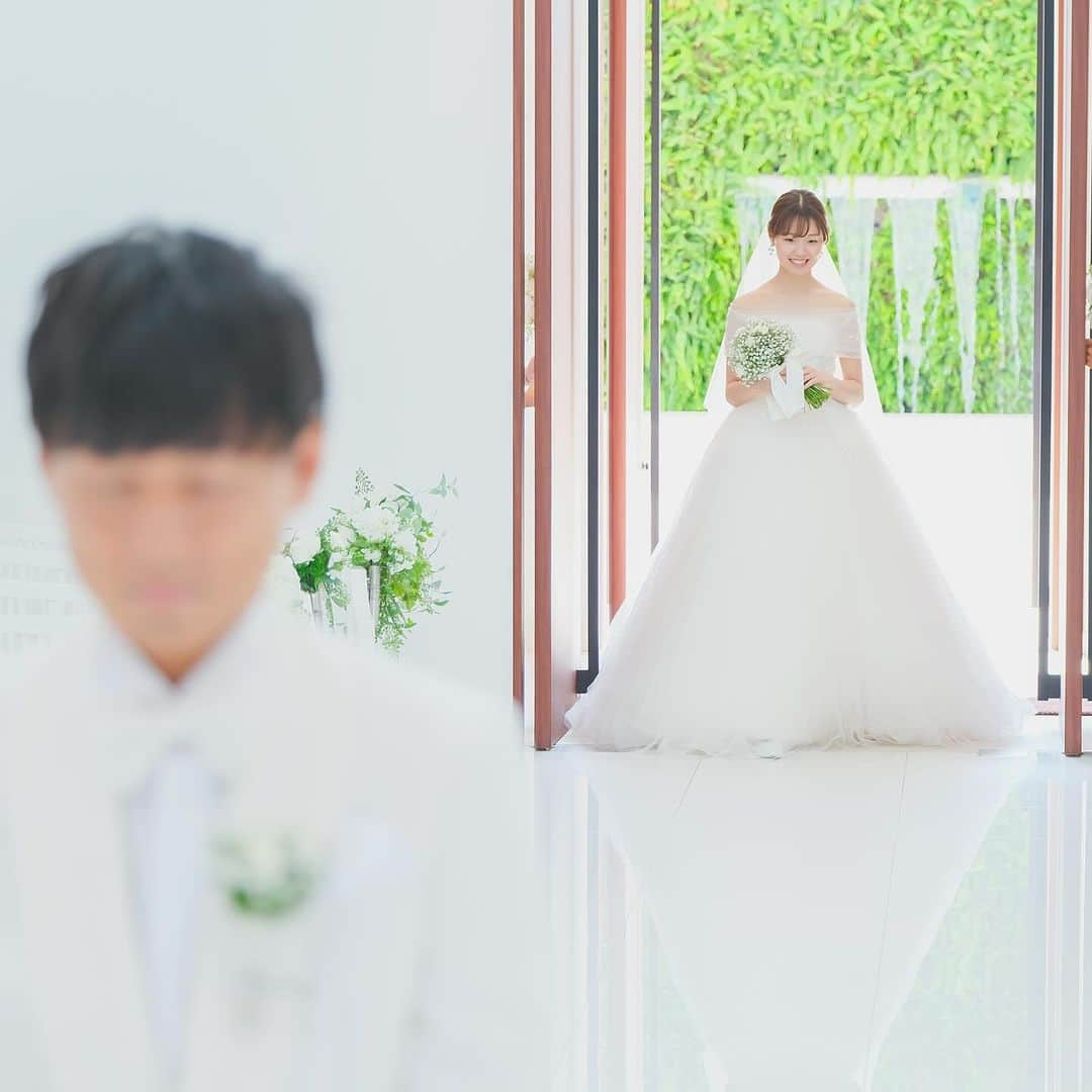 ザ・ピーク プレミアムテラスのインスタグラム：「ドキドキのファーストミート💓  @fiorebianca_wedding @cocon.by.chloriscinq   ............................................................ 【2022年口コミ7年連続受賞】  \ゲスト満足度❤︎鹿児島県No.1/  ▪︎天空からまばゆい光が降り注ぐ 純白のチャペル ▪︎鹿児島中央駅・天文館から近い 鹿児島唯一の好立地 ▪︎完全貸切の空間で 特別感に包まれた心地よい1日を .......................................................... スタッフブログやㅗ 卒花レポート 会場見学 こちらからご覧いただけます♩  ▶︎ @thepeak_wedding トップページURLの 公式HPより、、、❤︎  #ファーストミート #ファーストミートサプライズ #鹿児島#鹿児島花嫁 #ザピークプレミアムテラス #2023春婚 #2023夏婚 #2023冬婚 #wedding#ウェディング#家族婚ウェディング #親族婚 #親族結婚式 #少人数婚 #ウエディングブーケ #ナチュラルウエディング #大人ウエディング #花嫁さんの力になりたい #ウエディングフォト #おしゃれウエディング #カメラ #天文館 #コロナ対策 #ドレス迷子 #ブライダルヘア #結婚式アイディア #鹿児島結婚式#鹿児島結婚式場#鹿児島結婚」