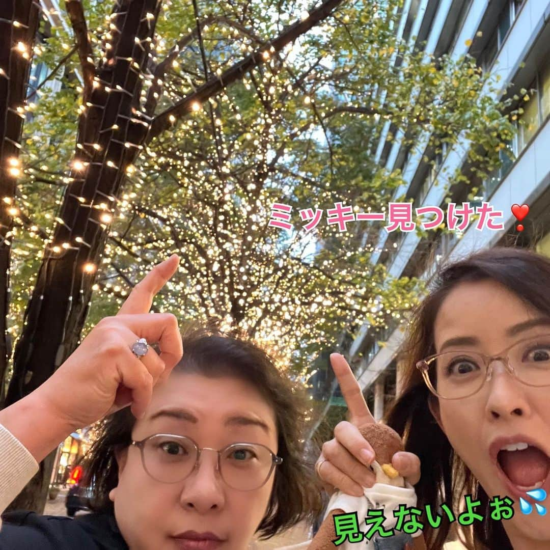 江口ともみさんのインスタグラム写真 - (江口ともみInstagram)「ちゅん太だよ❣️  丸の内のイルミネーション始まったんだけどさ、この中に隠れミッキーがいるんだよ✨  120万個の中に確か26個。。朝のなんかの番組でそんな事言ってたよ😊  かあさんのお友達がすぐ「あった‼️」ってみつけて、とりあえず3つ見つけた💡  今年はディズニーアニメーションがテーマらしいから、色んなとこにディズニー関係のツリーとか飾りあるみたい  でさ、色んなオブジェもあるんだけど、芸術って難しいね😅リーチマイケルおじちゃんにも会ってきたよ。もっと暗くなった方がここは綺麗だね😅  #fumofumosan #フモフモさん #ちゅん太 #丸の内イルミネーション #隠れミッキー #帝国劇場帰り」11月17日 23時40分 - tomomin.eguchi