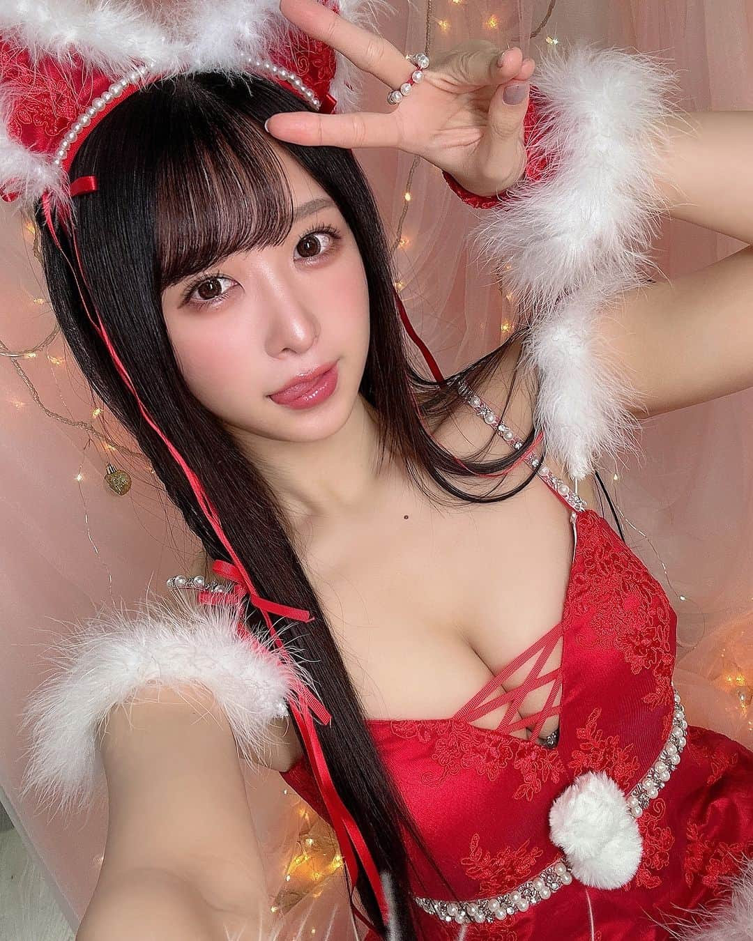 真島なおみのインスタグラム：「猫サンタ❤️🐈(なんかアイドル感ある気がするんだけど伝わる..?♡😳)   #クリスマス宿題チェキ 今日の23:59購入〆切❣️  ♡販売期間♡ 11/14(火)12:00〜11/17(金)23:59  ♡販売URL♡ 🛒https://ec.01familia.co.jp/items/80243099  (URLはストーリーハイライトやTwitterから飛んでね🥺)  15枚特典ではアクスタが🎅❤️!! クリスマスver.は初めてなので嬉しい🥰  #宿題チェキ はあなたのお家に 【サイン+宛名+落書き】付きチェキが届くよ✨1枚1枚撮影して、心を込めて落書きしてるので世界に1枚しかないチェキを是非ぜひゲットしてね💌♥️  . . #japanesegirl #model #sexy #selfie #animegirl #셀카  #셀스타그램 #패션스타그램　#데일리 #asiangirl #cosplay #좋아요  #맞팔 #YouTube #グラビア #日系穿搭 #コスプレ #女孩 #소녀　#长发 #japan #girl #followme #彼女  #ootd  #关注 #lingerie #christmas」