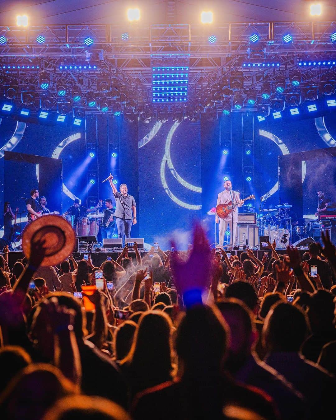 Jorge & Mateusのインスタグラム：「Ivaiporã que encontro incrível!! Obrigado de coração a cada um de vocês 🥰... Bora para nosso segundo show no Paraná, Cascavel estamos chegando... 💙」