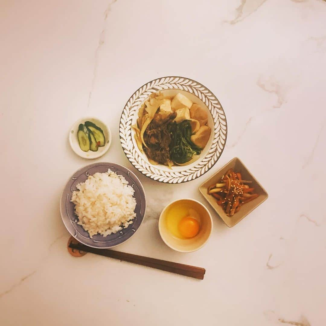 森由月さんのインスタグラム写真 - (森由月Instagram)「・ #ばんごはん  #すき焼きもしくは肉豆腐風の何か  #生卵 #大根と人参のきんぴら #きゅうりの浅漬け #もち麦ごはん ・ 寒くなってきたので、なんかこんなメニュー。 でも生卵つけたら温度下がってあんまあったかくなかった笑 ただ、春菊はいつも正義です。 ・ #いただきます #夕食 #夕飯 #晩御飯 #お鍋 #自炊 #すき焼き風 #肉豆腐 #明日はうどん入れるか #おうちごはん #おうちごはん記録 #献立  #dinner #cuisine #instafood #japanesefood #sukiyaki #egg #ごちそうさま」11月17日 23時41分 - mori_yutsuki