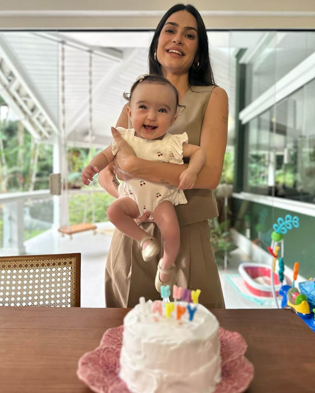 Thaila Ayalaさんのインスタグラム写真 - (Thaila AyalaInstagram)「Viva 7 meses de Tete!!!  Obs: - Chico ama assoprar velinhas, ansiosa para 2 anos q já já tá aí  - ela não para mais p foto mensal  - amou o bolo da mamãe  - minha família é linda - eu tenho a neném mais sorridente do mundo」11月17日 23時42分 - thailaayala