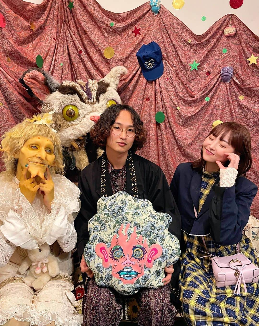 倉中るなさんのインスタグラム写真 - (倉中るなInstagram)「KAIHO Guerrilla Exhibition ODD TOY MONSTERs in My Room.  KAIHOの個展にお邪魔しました。🐸🎄🎀 1日の終わりを愉快な気持ちに包んでくれたKAIHOの個展は、明日からOpenです。  2023.11/18-26  13:00 - 20:00 Social Tokyo  Ootd one-piece @yui_iwatsu  bag @seebychloe   #exhibition #個展 #特殊メイク #sfxmakeup #sfx #character #crazy #monstermania #monstermaker #specialeffectsmakeup #creature #monster #colorful #fantasy #sf× #oddities #fashion #cartoon」11月17日 23時52分 - runa_kuranaka