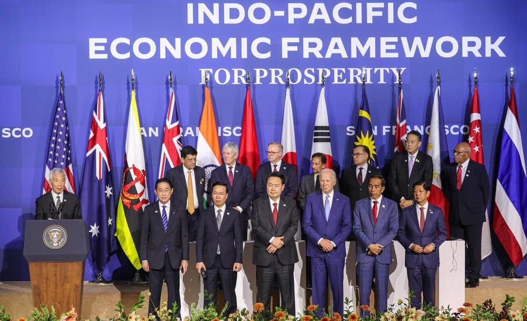 リー・シェンロンさんのインスタグラム写真 - (リー・シェンロンInstagram)「A busy day of meetings.  Attended an informal dialogue and working lunch with fellow leaders, followed by a meeting with Indo-Pacific Economic Framework for Prosperity (IPEF) members and a dialogue with the @apec Business Advisory Council (ABAC) leaders. We ended off the day with a Leaders’ Dinner at the @legionofhonor. Also met with Peruvian President Dina Boluarte on the sidelines of the Summit.  We need always to strive for good relations with our partners. Whether with tech companies or foreign leaders, we have many opportunities to work together and create an equitable outcome for all sides. Glad to play our part in creating a brighter future for all. – LHL  ([1-4] MCI Photos by Ngau Kai Yan, [5] ZB Photo © Singapore Press Holdings Limited. Reproduced with permission.)」11月17日 23時47分 - leehsienloong