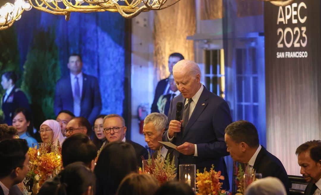 リー・シェンロンさんのインスタグラム写真 - (リー・シェンロンInstagram)「A busy day of meetings.  Attended an informal dialogue and working lunch with fellow leaders, followed by a meeting with Indo-Pacific Economic Framework for Prosperity (IPEF) members and a dialogue with the @apec Business Advisory Council (ABAC) leaders. We ended off the day with a Leaders’ Dinner at the @legionofhonor. Also met with Peruvian President Dina Boluarte on the sidelines of the Summit.  We need always to strive for good relations with our partners. Whether with tech companies or foreign leaders, we have many opportunities to work together and create an equitable outcome for all sides. Glad to play our part in creating a brighter future for all. – LHL  ([1-4] MCI Photos by Ngau Kai Yan, [5] ZB Photo © Singapore Press Holdings Limited. Reproduced with permission.)」11月17日 23時47分 - leehsienloong