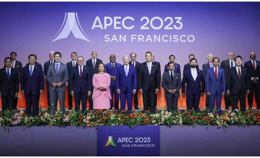 リー・シェンロンさんのインスタグラム写真 - (リー・シェンロンInstagram)「A busy day of meetings.  Attended an informal dialogue and working lunch with fellow leaders, followed by a meeting with Indo-Pacific Economic Framework for Prosperity (IPEF) members and a dialogue with the @apec Business Advisory Council (ABAC) leaders. We ended off the day with a Leaders’ Dinner at the @legionofhonor. Also met with Peruvian President Dina Boluarte on the sidelines of the Summit.  We need always to strive for good relations with our partners. Whether with tech companies or foreign leaders, we have many opportunities to work together and create an equitable outcome for all sides. Glad to play our part in creating a brighter future for all. – LHL  ([1-4] MCI Photos by Ngau Kai Yan, [5] ZB Photo © Singapore Press Holdings Limited. Reproduced with permission.)」11月17日 23時47分 - leehsienloong