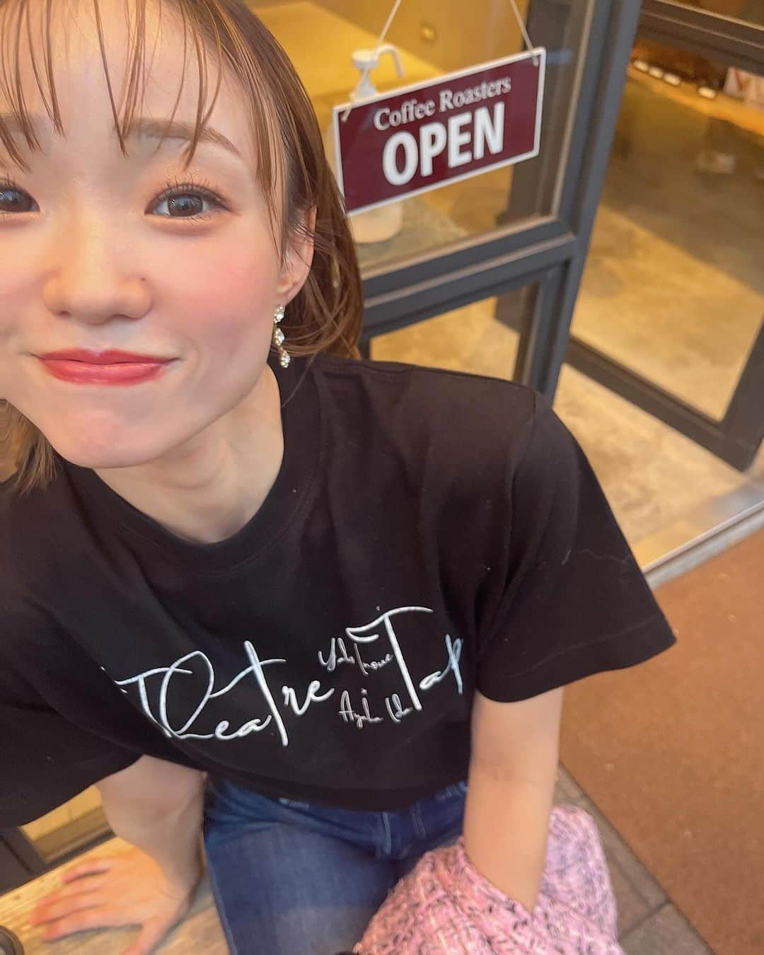 井田彩花のインスタグラム：「みんなでお揃いしましょ〜♡  @theatretap から受注生産オリジナルTシャツを 本日〜11/18日(土)までの期間限定で販売いたします！🖤  ＼受注生産グッズ／ ▪️Tシャツ ¥4,990- (税込) 　サイズ:S/M/L/XL 　色:白/黒/ベージュ  ▪️ロングTシャツ ¥5,990- (税込) 　サイズ:S/M/L/XL 　色:白/黒/グレー  受注生産につき、販売期間延長が出来ない為 期間内にぜひお買い求めくださいませ♪  Theatre TapロゴTシャツ＆ロンTが初登場！ 表面はチームロゴとメンバー名 裏面にはタップダンス世界共通ステップの'タイムステップ'  ボトムス合わせはもちろん、どんなアイテムにもコーディネートしやすいです♪ シンプルながらお洒落感をupしてくれるデザインで、私服にもレッスン着にもオールシーズンたっぷりご着用いただけます♪  ★Theatre Tap着用グッズ★ 井上弥子：Tシャツ／黒／Lサイズ 井田彩花：Tシャツ／黒／Sサイズ  【購入方法】 ハイライトリンクURLよりお買い求めいただけます。  【受注販売期間】 11/5日(日)20:00〜11/18日(土)23:59まで ※販売期間後の購入は出来ません  【配送について】 受注生産につき12月上旬〜12月中旬 発送予定  【商品等のお問い合わせ】 販売サイトのお問い合わせフォームよりお問い合わせ下さい。  【返品交換不可】 オーダー後のキャンセル・変更は受け付けておりませんので予めご了承下さい。」