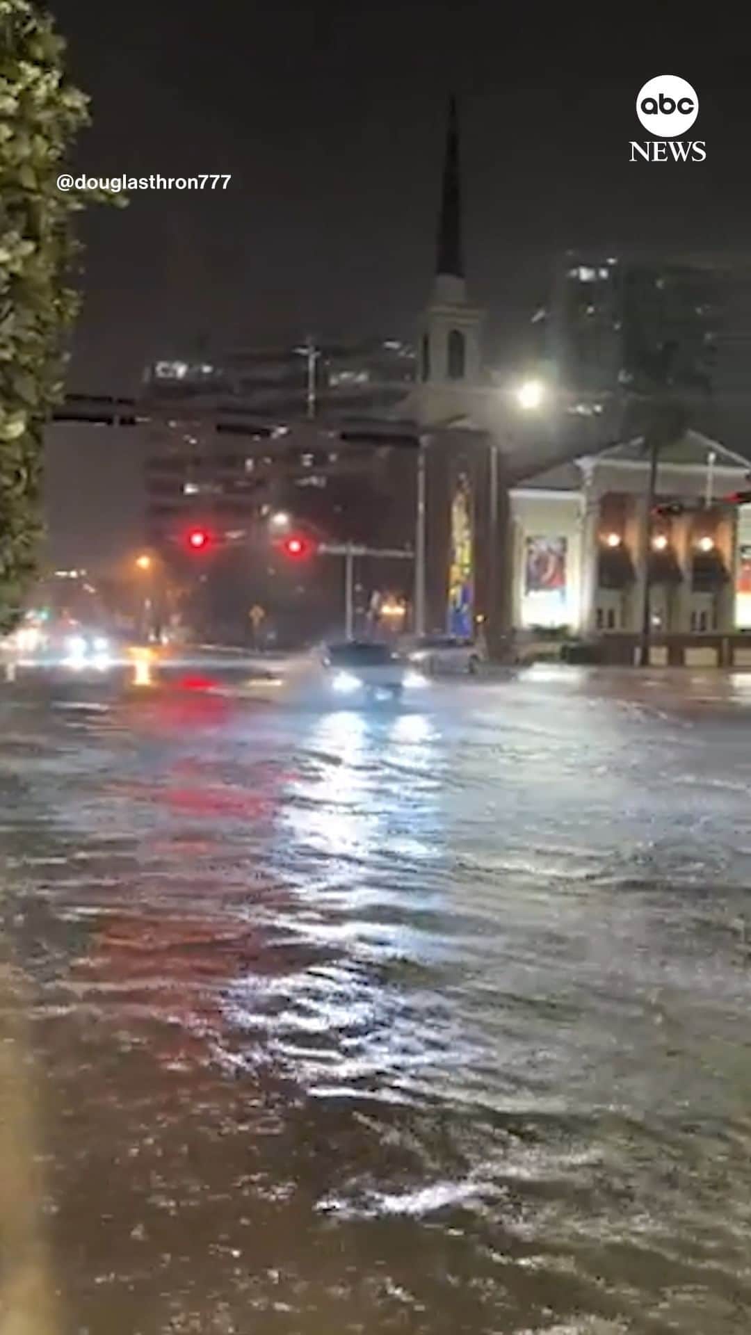 ABC Newsのインスタグラム：「Tens of thousands of people were without power in South Florida on Thursday morning after torrential rain slammed the region.  Miami saw a whopping 7.53 inches of rain on Wednesday, a new daily record.  Public schools in Broward County were closed Thursday amid the downpour.」
