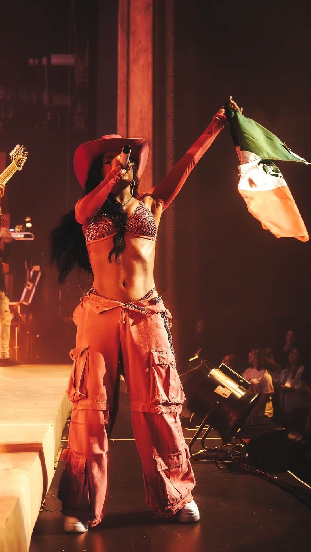 Vita Coco Coconut Waterのインスタグラム：「It’s the way @iambeckyg connects with her fans for us 🥹   What we love most about Becky is that she’s never shy about the fact that she’s 100 percent 🇲🇽 100 percent 🇺🇸 and 200 percent herself all at the same time 🫶#beckygxvitacoco #beckyg」