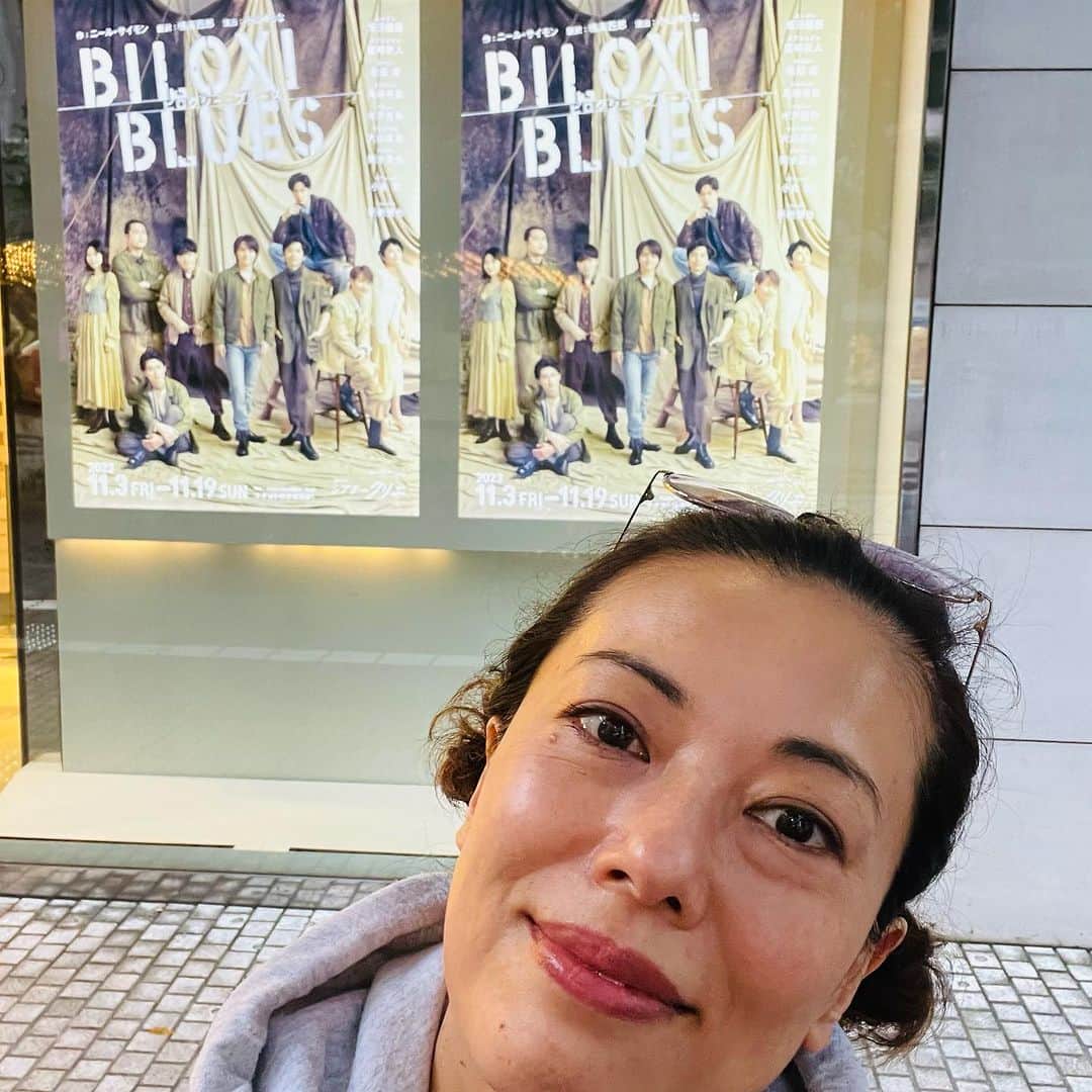 池田有希子のインスタグラム：「『ビロクシー・ブルース』久し振りなニール・サイモン観劇に、日本の翻訳劇ってスマートになったなぁという感慨（何故😅）に耽ってしまいました！初恋に泣いちゃったよ歳ですね私！そしてアメリカ側からWW2を通し日本を見る時いつも感じる居た堪れなさよ。ホリゾントのストライプが押し付けがましくない匙加減で星条旗を彷彿とさせたり（数えたら13本ではなかったですが😅）。素晴らしいキャスト。BB三部作全てやって欲しい❣️（お母さんやりたい！🔥  #biloxiblues #NeilSimon」