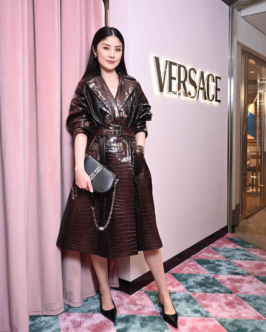 ケリー・チャン（Kelly Chen）のインスタグラム：「今日嚟到Versace Landmark shop opening，見到好多靚衫同靚袋，睇嚟以後行街多個新地方啦🤓  #Versace #VersaceHoliday #VersaceAthena」