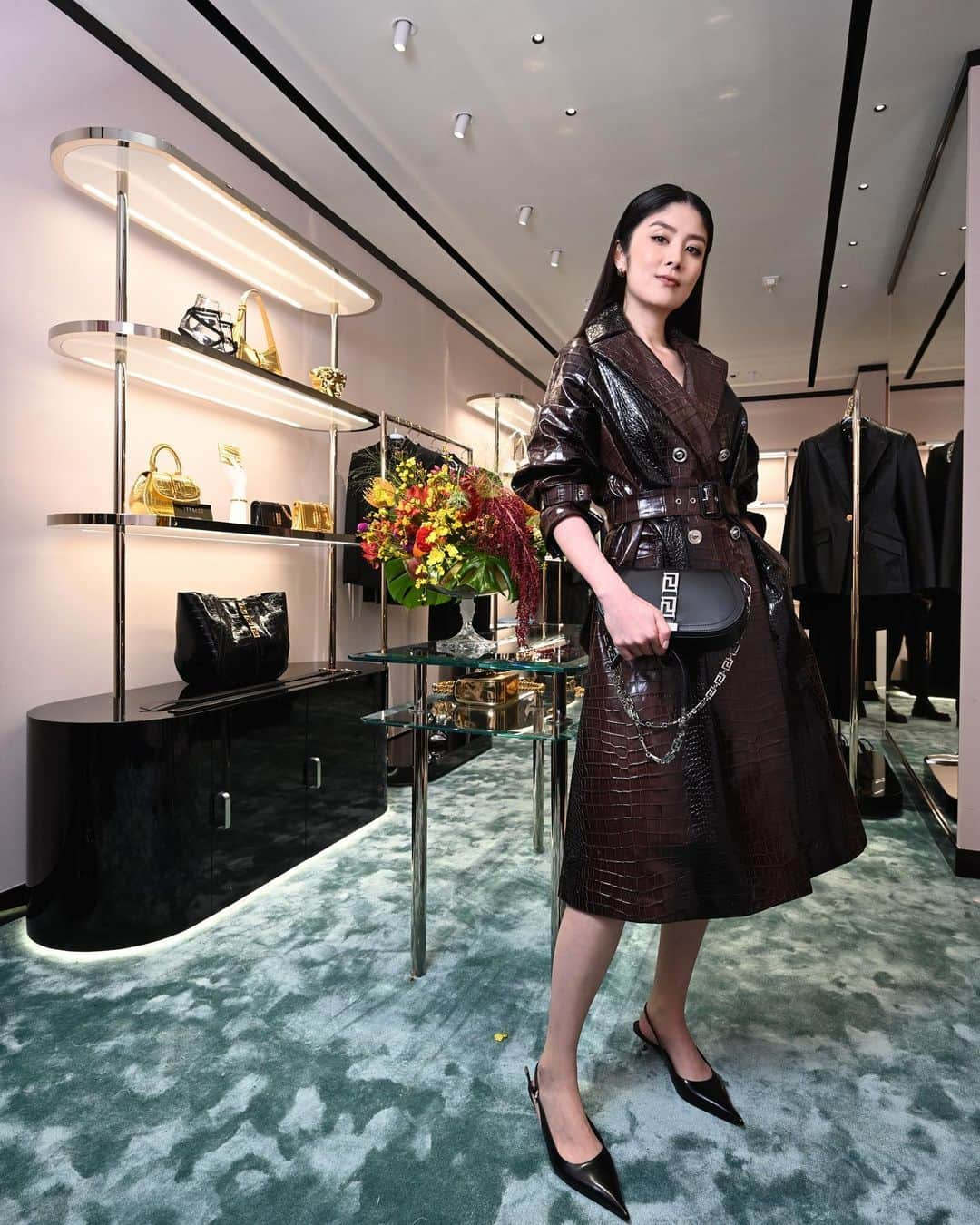 ケリー・チャン（Kelly Chen）さんのインスタグラム写真 - (ケリー・チャン（Kelly Chen）Instagram)「今日嚟到Versace Landmark shop opening，見到好多靚衫同靚袋，睇嚟以後行街多個新地方啦🤓  #Versace #VersaceHoliday #VersaceAthena」11月18日 0時01分 - kellychenwailam