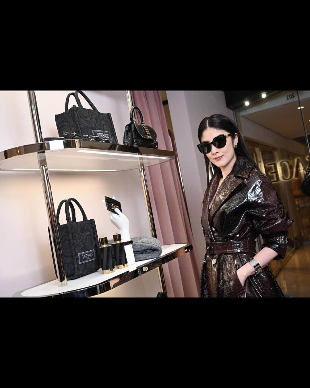 ケリー・チャン（Kelly Chen）さんのインスタグラム写真 - (ケリー・チャン（Kelly Chen）Instagram)「今日嚟到Versace Landmark shop opening，見到好多靚衫同靚袋，睇嚟以後行街多個新地方啦🤓  #Versace #VersaceHoliday #VersaceAthena」11月18日 0時01分 - kellychenwailam