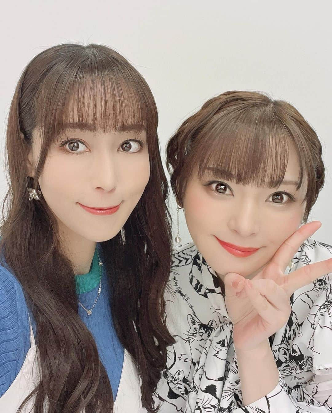 日笠陽子さんのインスタグラム写真 - (日笠陽子Instagram)「❤️ 井澤詩織ちゃんと トーク番組始まりまする〜。 「机のアイスが溶けるほど」 です！  しーたむ @shiori_izawa0201  と一緒にわちゃわちゃと お喋りするのめっちゃ楽しみ！ 初回は11/24金曜日20時から 生放送やで〜〜！！ ゲストに澤田姫さんをお迎えします！  ビジュ撮影も超楽しかったなあ〜 衣装の色合いもちょっと アシンメになるようにしたんだあ。 皆さん是非見ておくれよ！  #井澤詩織  #日笠陽子 #机のアイスが溶けるほど #澤田姫 さん #トークバラエティ #食べ物の話ばかりしないよう気をつけないと」11月18日 0時01分 - hikasayoko_official