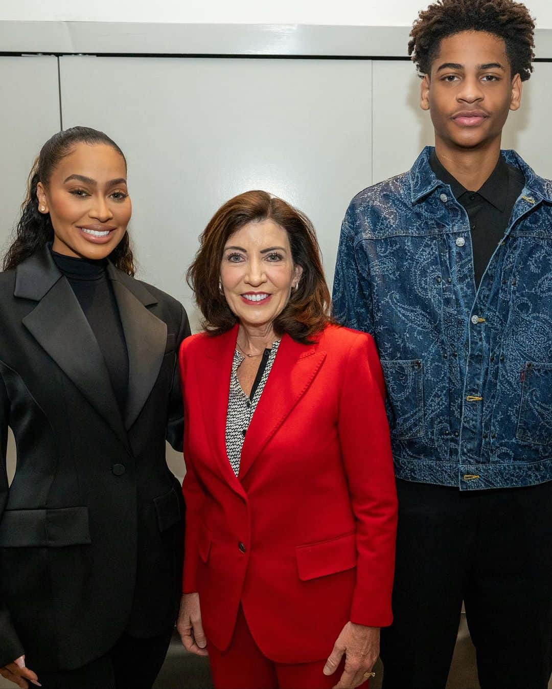 ラ・ラ・アンソニーさんのインスタグラム写真 - (ラ・ラ・アンソニーInstagram)「Still floating from this historic moment. Yesterday, Governor Hochul signed the Clean Slate Act which will help remove barriers to success for individuals coming home from jail or prison in New York and clear a path for them to reach their full potential. As the founder of THREESIXTY, a program at Rikers Island, I bear witness to the incredible challenges people coming out of incarceration face, especially finding a job or securing a stable place to live. Those challenges can go on for decades, making it nearly impossible for formerly incarcerated people to improve their lives. It’s emotional to think about how many black and brown lives will be changed by this legislation. This is for us! Thank you Governor Hochul for giving me the opportunity to say a few words and stand up on behalf of so many people who will benefit from the Clean Slate Act. I still can’t believe I was a part of such a pivotal moment. 🥺❤️🙏🏽」11月17日 23時55分 - lala