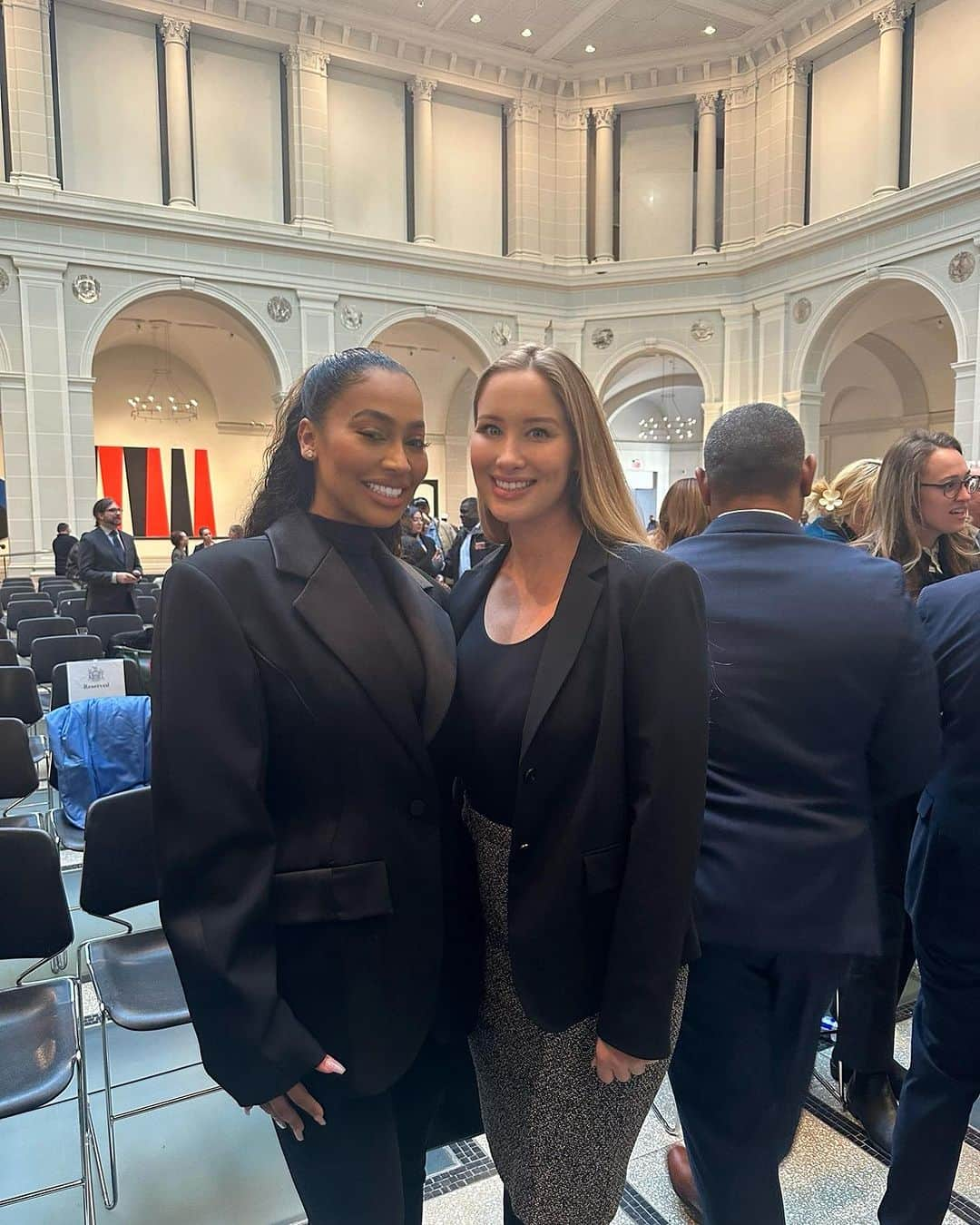 ラ・ラ・アンソニーさんのインスタグラム写真 - (ラ・ラ・アンソニーInstagram)「Still floating from this historic moment. Yesterday, Governor Hochul signed the Clean Slate Act which will help remove barriers to success for individuals coming home from jail or prison in New York and clear a path for them to reach their full potential. As the founder of THREESIXTY, a program at Rikers Island, I bear witness to the incredible challenges people coming out of incarceration face, especially finding a job or securing a stable place to live. Those challenges can go on for decades, making it nearly impossible for formerly incarcerated people to improve their lives. It’s emotional to think about how many black and brown lives will be changed by this legislation. This is for us! Thank you Governor Hochul for giving me the opportunity to say a few words and stand up on behalf of so many people who will benefit from the Clean Slate Act. I still can’t believe I was a part of such a pivotal moment. 🥺❤️🙏🏽」11月17日 23時55分 - lala