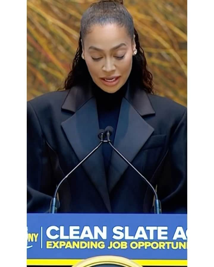 ラ・ラ・アンソニーのインスタグラム：「Still floating from this historic moment. Yesterday, Governor Hochul signed the Clean Slate Act which will help remove barriers to success for individuals coming home from jail or prison in New York and clear a path for them to reach their full potential. As the founder of THREESIXTY, a program at Rikers Island, I bear witness to the incredible challenges people coming out of incarceration face, especially finding a job or securing a stable place to live. Those challenges can go on for decades, making it nearly impossible for formerly incarcerated people to improve their lives. It’s emotional to think about how many black and brown lives will be changed by this legislation. This is for us! Thank you Governor Hochul for giving me the opportunity to say a few words and stand up on behalf of so many people who will benefit from the Clean Slate Act. I still can’t believe I was a part of such a pivotal moment. 🥺❤️🙏🏽」