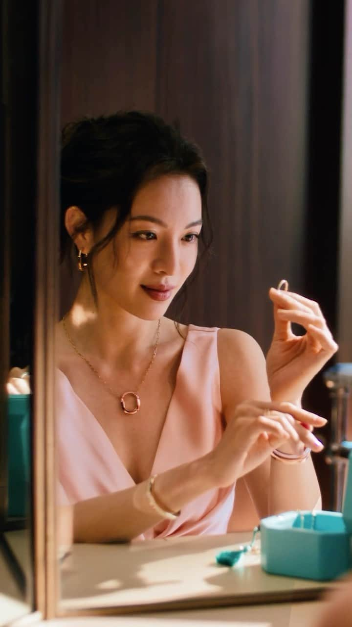 ティファニーのインスタグラム：「A gift from Tiffany & Co. will be treasured long after the holidays are over. While waiting for friends and family to arrive, China Brand Ambassador @elaine_zhongchuxi wears the latest designs from the Tiffany Lock collection, which transform the padlock—a signature of the House since the 1880s—into an infinite expression of love. Link in bio. #ATiffanyHoliday #TiffanyLock #TiffanyAndCo」