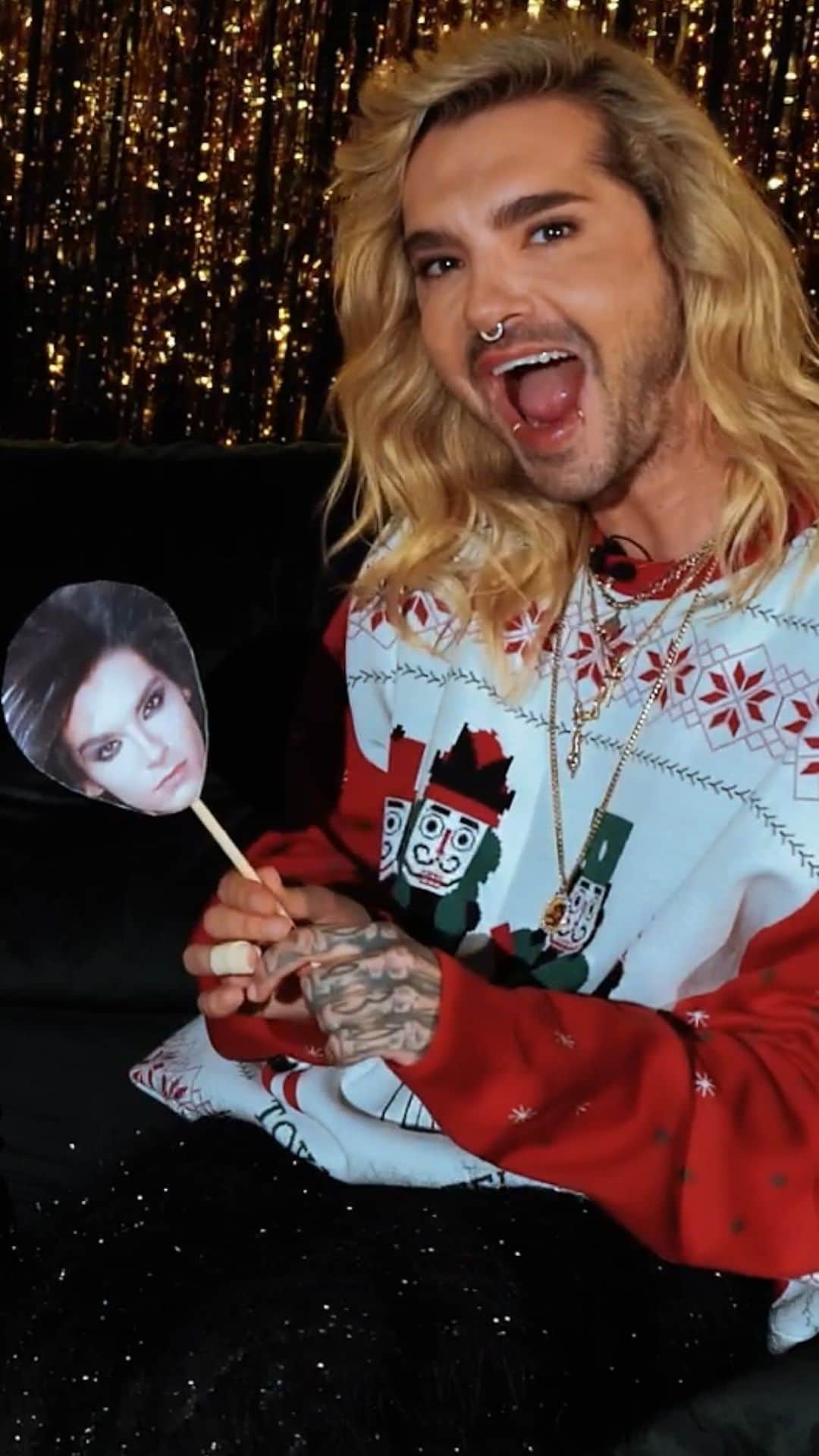 Tokio Hotelのインスタグラム：「hab mit @tokiohotel wer würde eher in der xmas edition 🎄🎅 gespielt 😅  @billkaulitz ist ne kleine weihnachtsmaus 🎄✨🐭  ganzes video jetzt bei @radiojamfm auf youtube!! 🫶  #tokiohotel #billkaulitz #gustavschaefer」