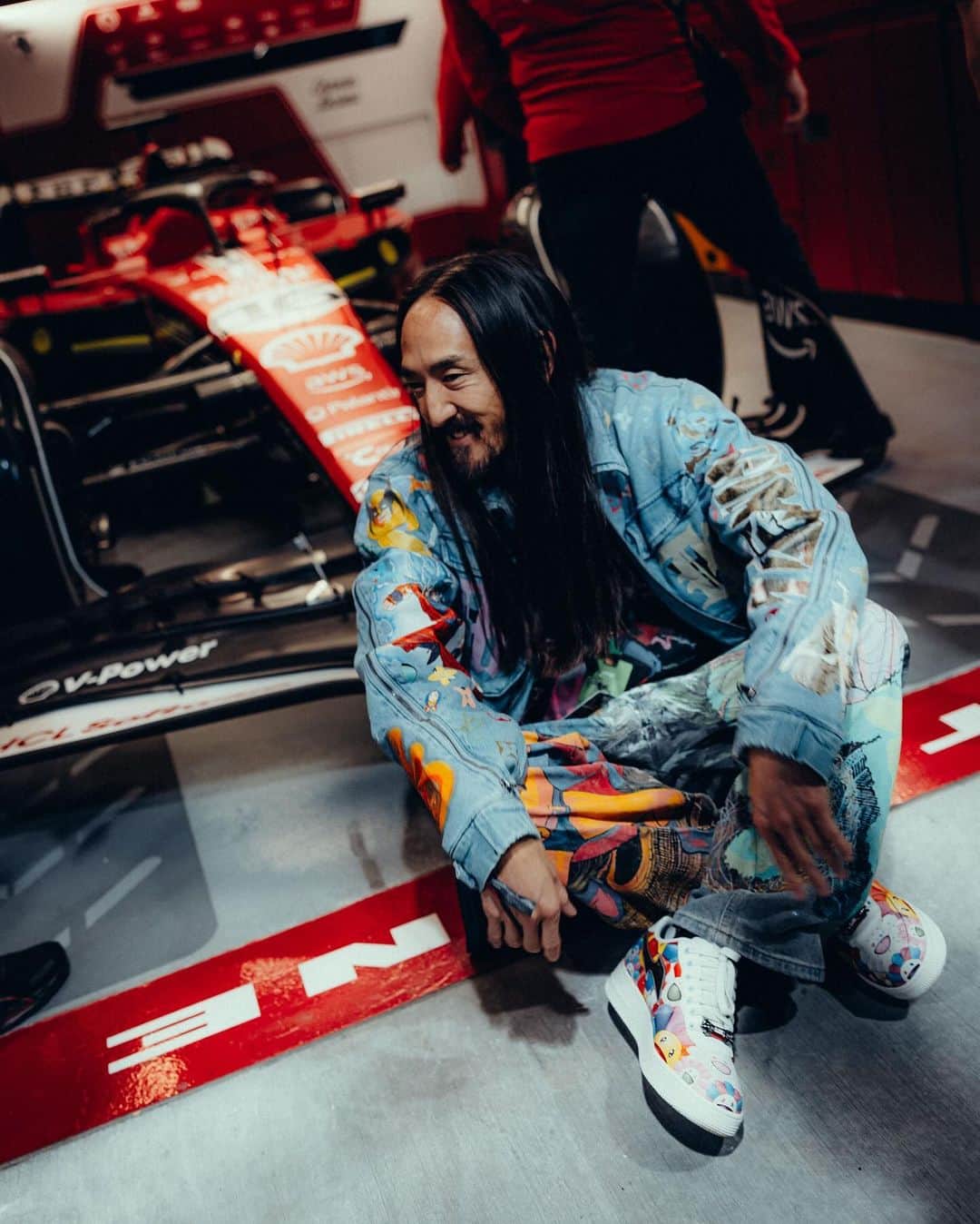 スティーヴ・アオキのインスタグラム：「Swapping the DJ decks for our garage! It’s a pleasure to have you with us @steveaoki 👊  #F1 #LasVegasGP 🇺🇸」