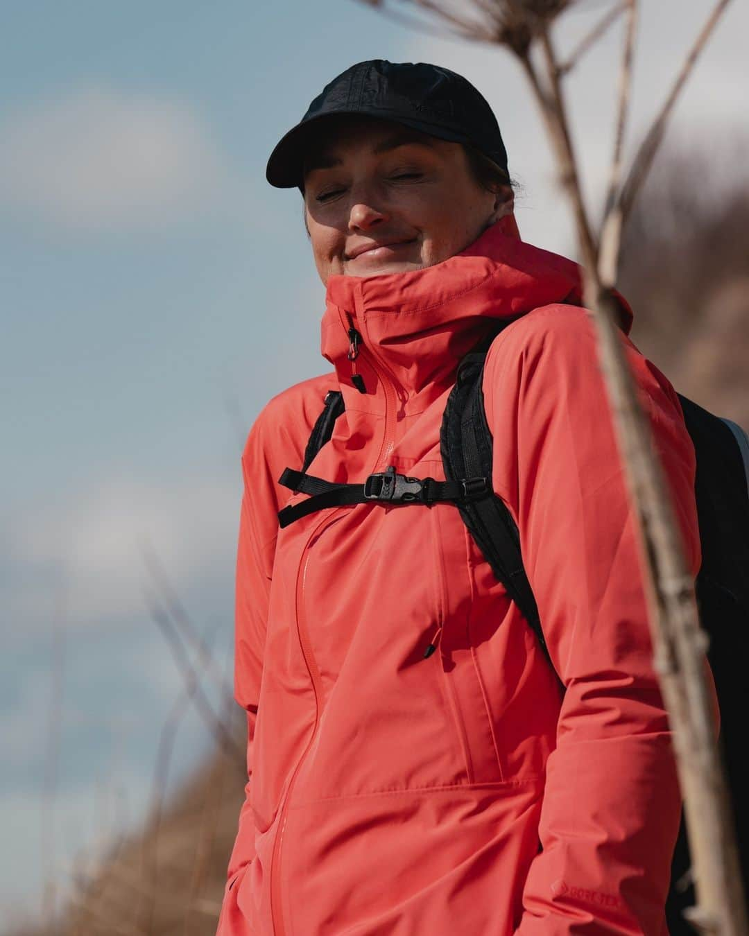 マーモットさんのインスタグラム写真 - (マーモットInstagram)「TFW the salty, crispy fall air hits just right 😊  The GORE-TEX Minimalist Pro shell works wind and waterproof wonders from sea level to miles high.   Photo: @biancagermain  #Marmot」11月18日 0時00分 - marmot