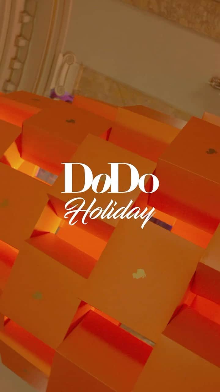 ドドのインスタグラム：「A happy DoDo holiday party! DoDo’s friends of the brand gathered in Rome to celebrate the joyous jewelry of the season. Wearing their own DoDo expressions, celebrities, influencers and DoDo lovers enjoyed a Madame performance as they danced around the Christmas tree.  #DoDoHoliday #DoDoJewels」