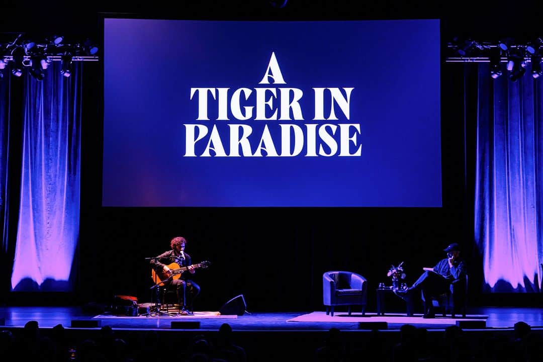 ホセ・ゴンザレスのインスタグラム：「Thank you for such a great tour! Looking forward to more of these shows in Europe this December and January. 🐅   Photos by @sachynmital from our NYC show at @townhallnyc」