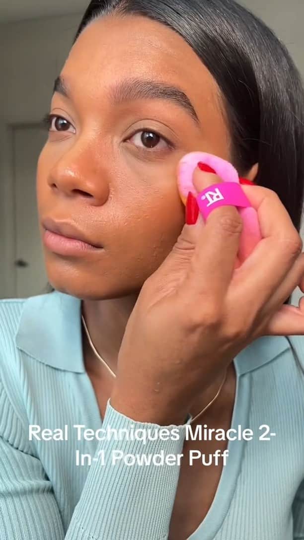 Real Techniquesのインスタグラム：「Have you restocked your Miracle 2-in-1 Powder Puff yet? 👀  Treat yourself this holiday season to a fresh powder puff 🧡 Available at @ultabeauty  📷 @Doriam1m」