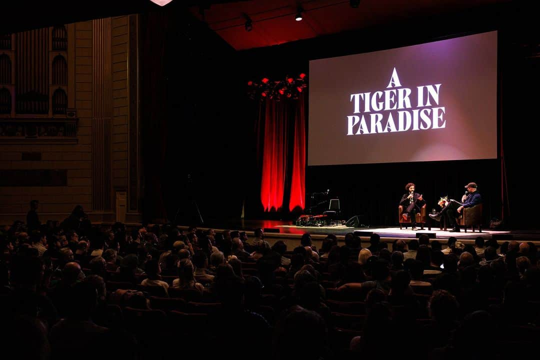 ホセ・ゴンザレスさんのインスタグラム写真 - (ホセ・ゴンザレスInstagram)「Thank you for such a great tour! Looking forward to more of these shows in Europe this December and January. 🐅   Photos by @sachynmital from our NYC show at @townhallnyc」11月18日 0時00分 - jose.gonz.music