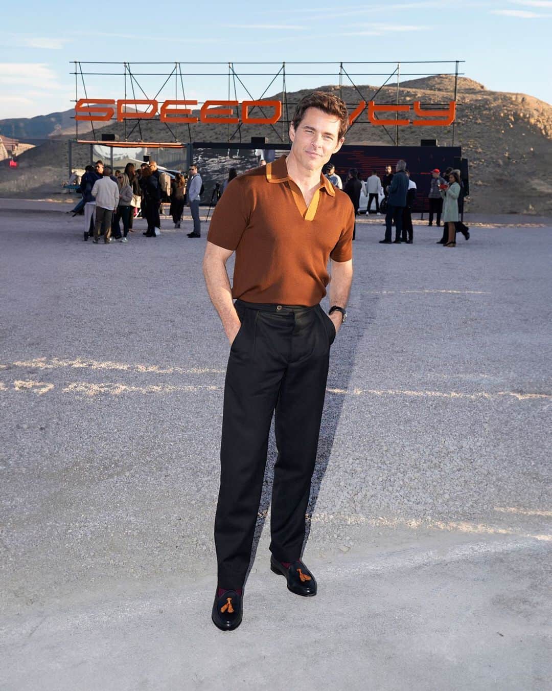 サントーニのインスタグラム：「Shifting into high gear. @james_marsden wears #SantoniAndrea contrast tassel loafers while attending Lewis Hamilton’s F1 preview event in Las Vegas.   #InSantoni #Santoni #JamesMarsden」