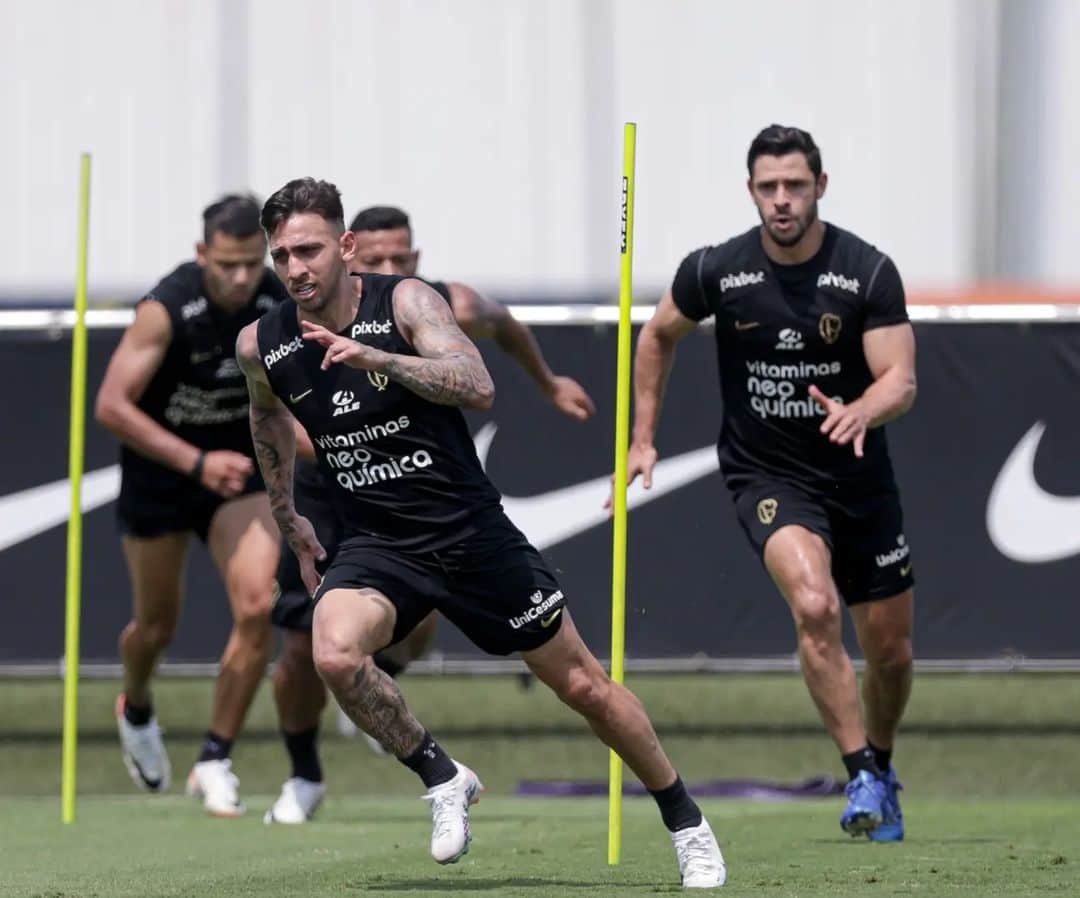 コリンチャンスさんのインスタグラム写真 - (コリンチャンスInstagram)「Sexta-feira de calor e muito trabalho para o elenco do Timão! 🥵💪  📸 @rodrigo_coca  #VaiCorinthians」11月18日 0時03分 - corinthians