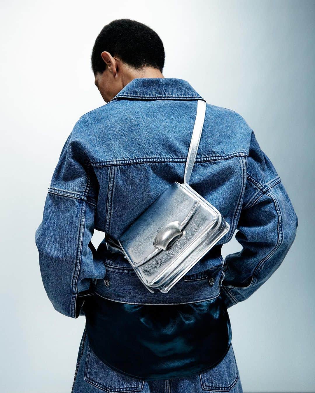 3.1フィリップリムのインスタグラム：「HEY GIANNIE THE ID SHOULDER BAG  The ID Shoulder Bag in Silver has a structured silhouette crafted from metallic grained smooth nappa leather. It suspends from a single adjustable shoulder strap and is punctuated with silver-tone hardware inspired by chunky ID bracelets.  Model: @giannie_couji  Photo: @andresjc Styling: @d_i_a_n_n_a___l_u_n_t Hair: @stylebysergio Makeup: @rennobuko」