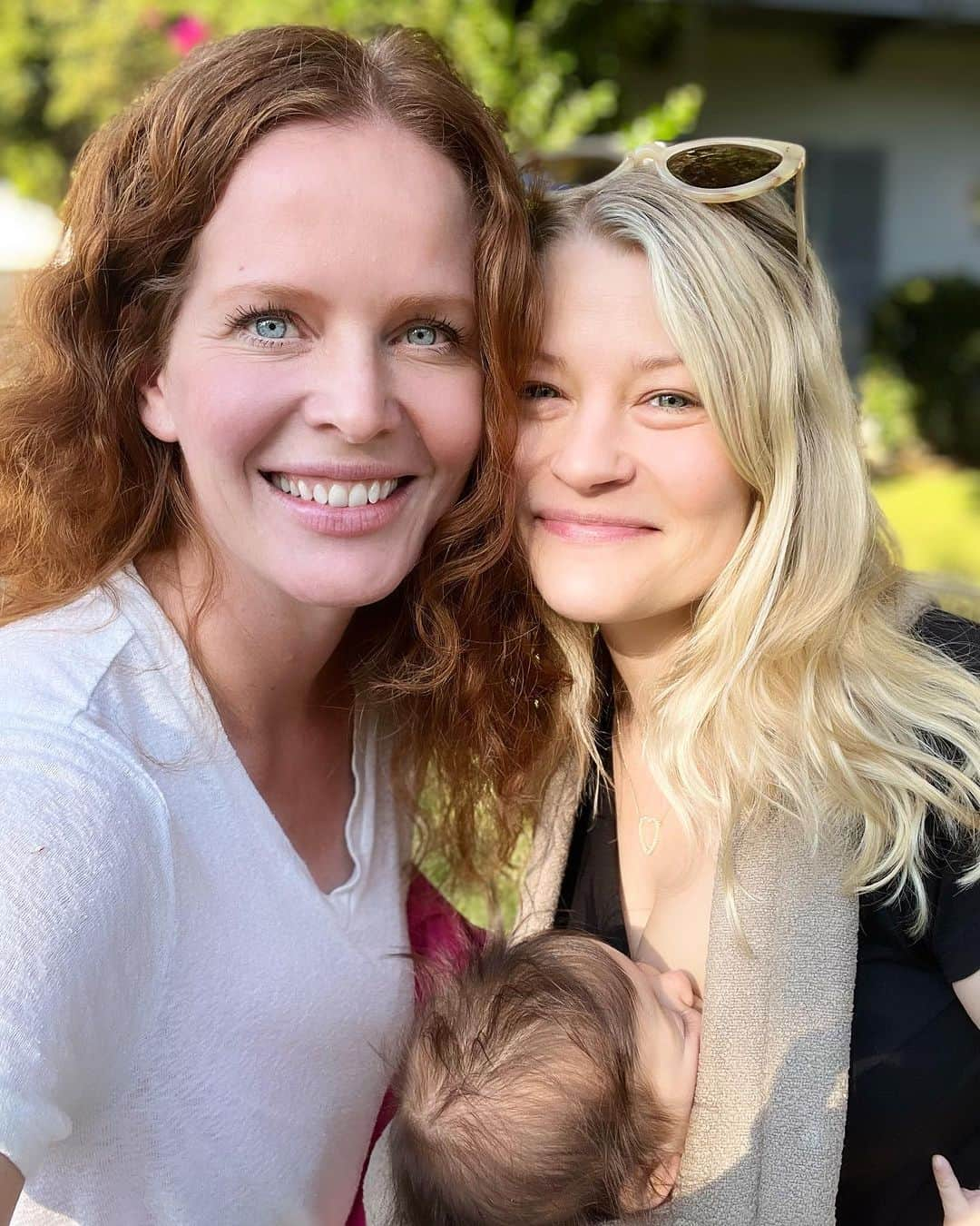 レベッカ・メイダーのインスタグラム：「Reunited with Bae @emiliede_ravin ! So amazing to meet baby Alice and see your other beautiful babies Em. Love you guys so much! #bexilieforever 💚💙 #onceuponatime #zelena #belle」